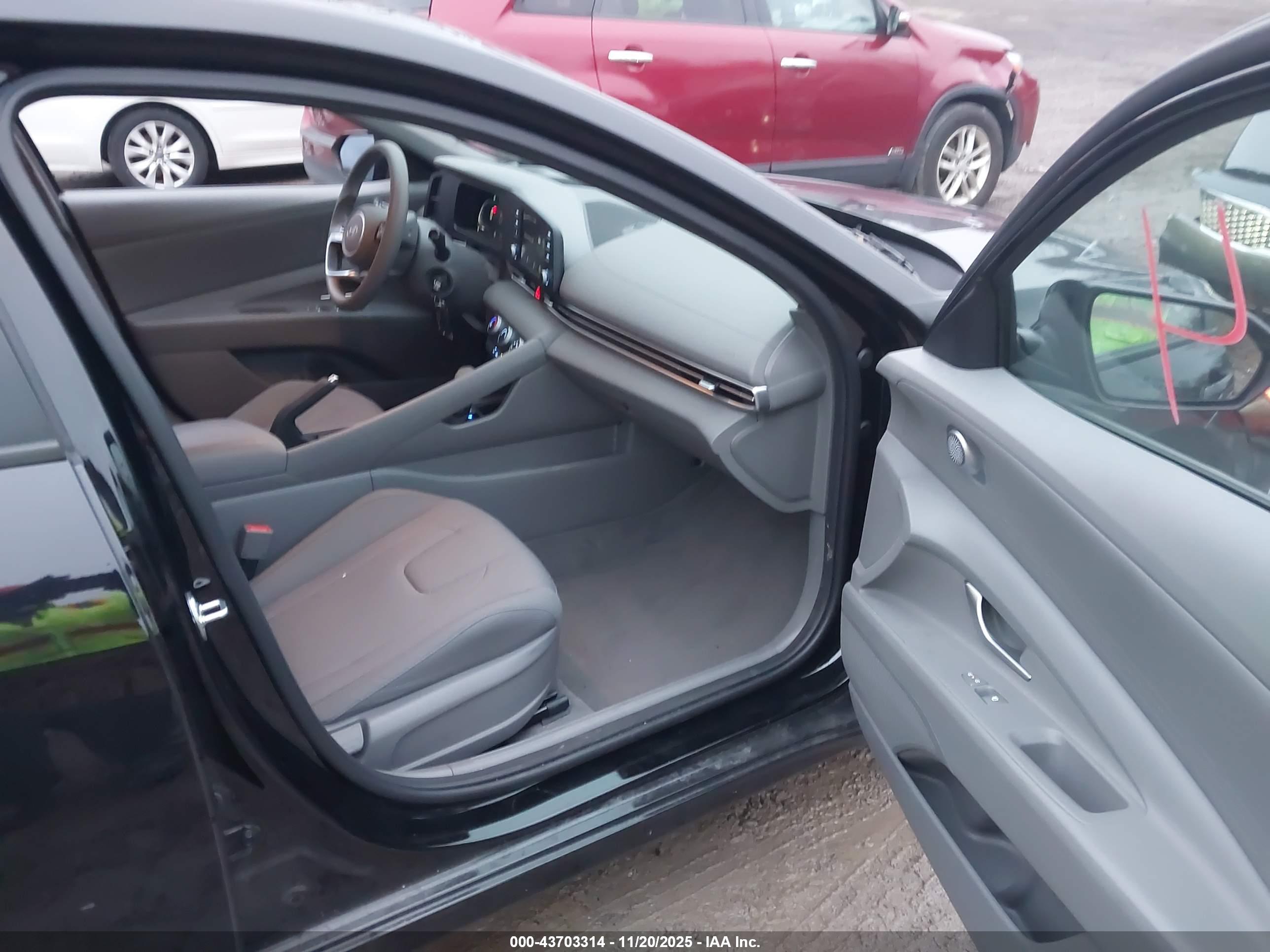 HYUNDAI ELANTRA image 5