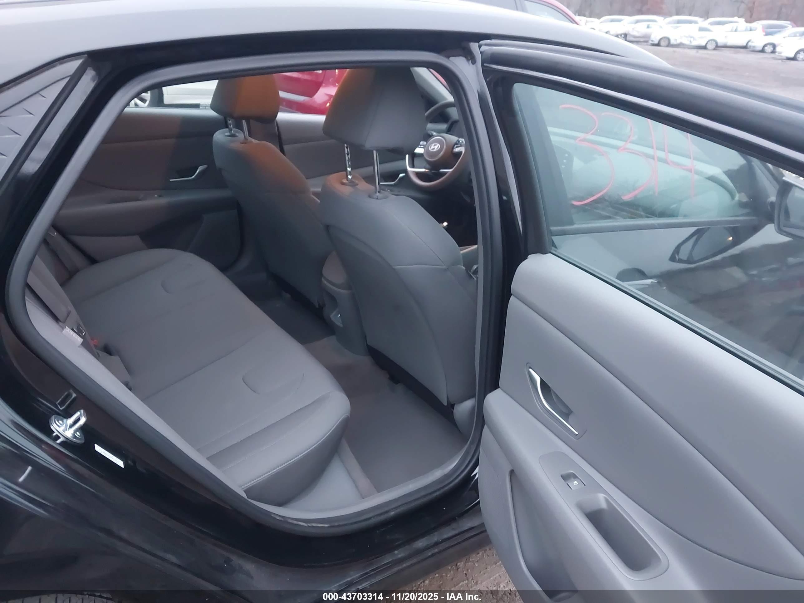 HYUNDAI ELANTRA image 8