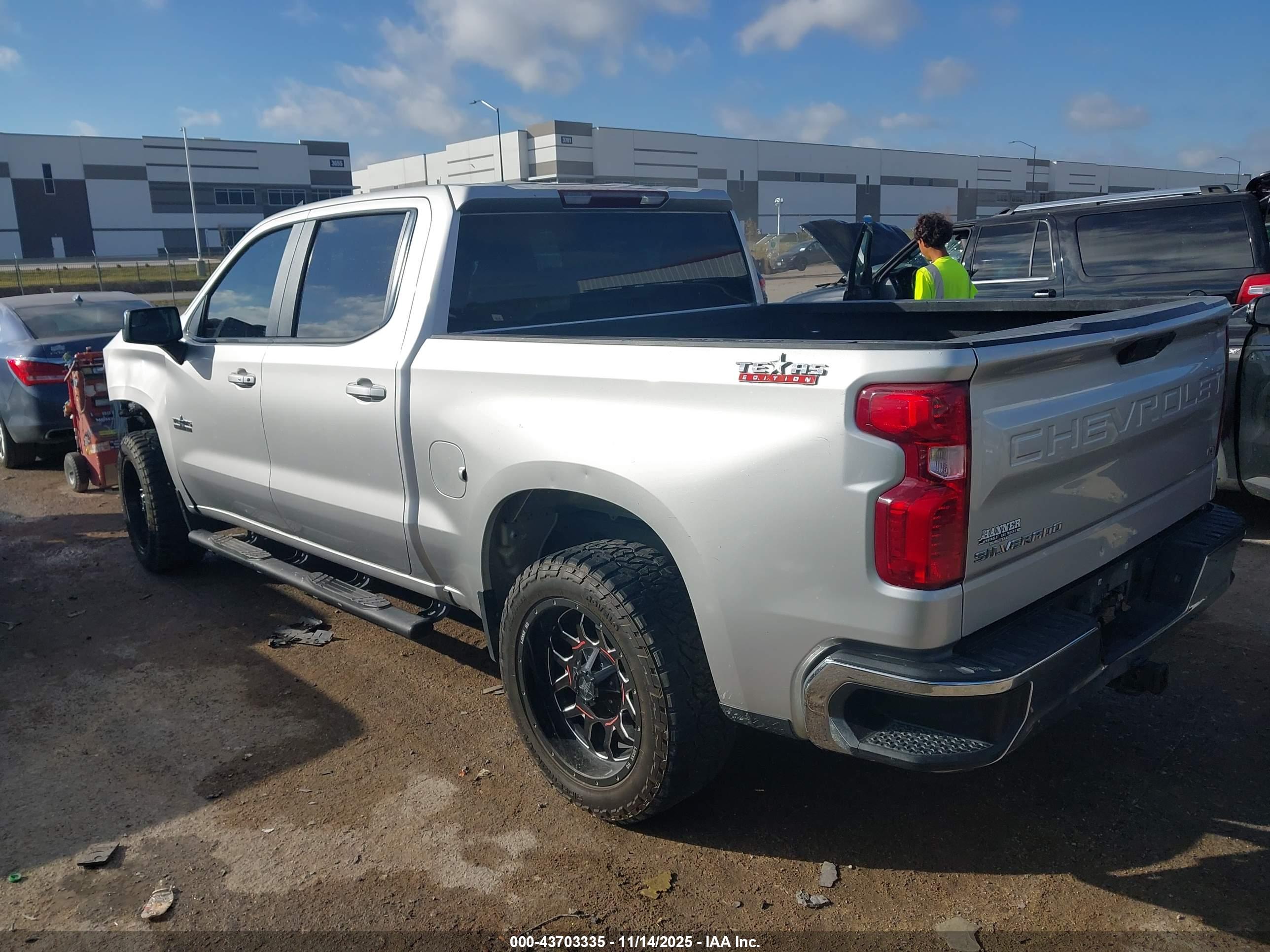 CHEVROLET SILVERADO image 3