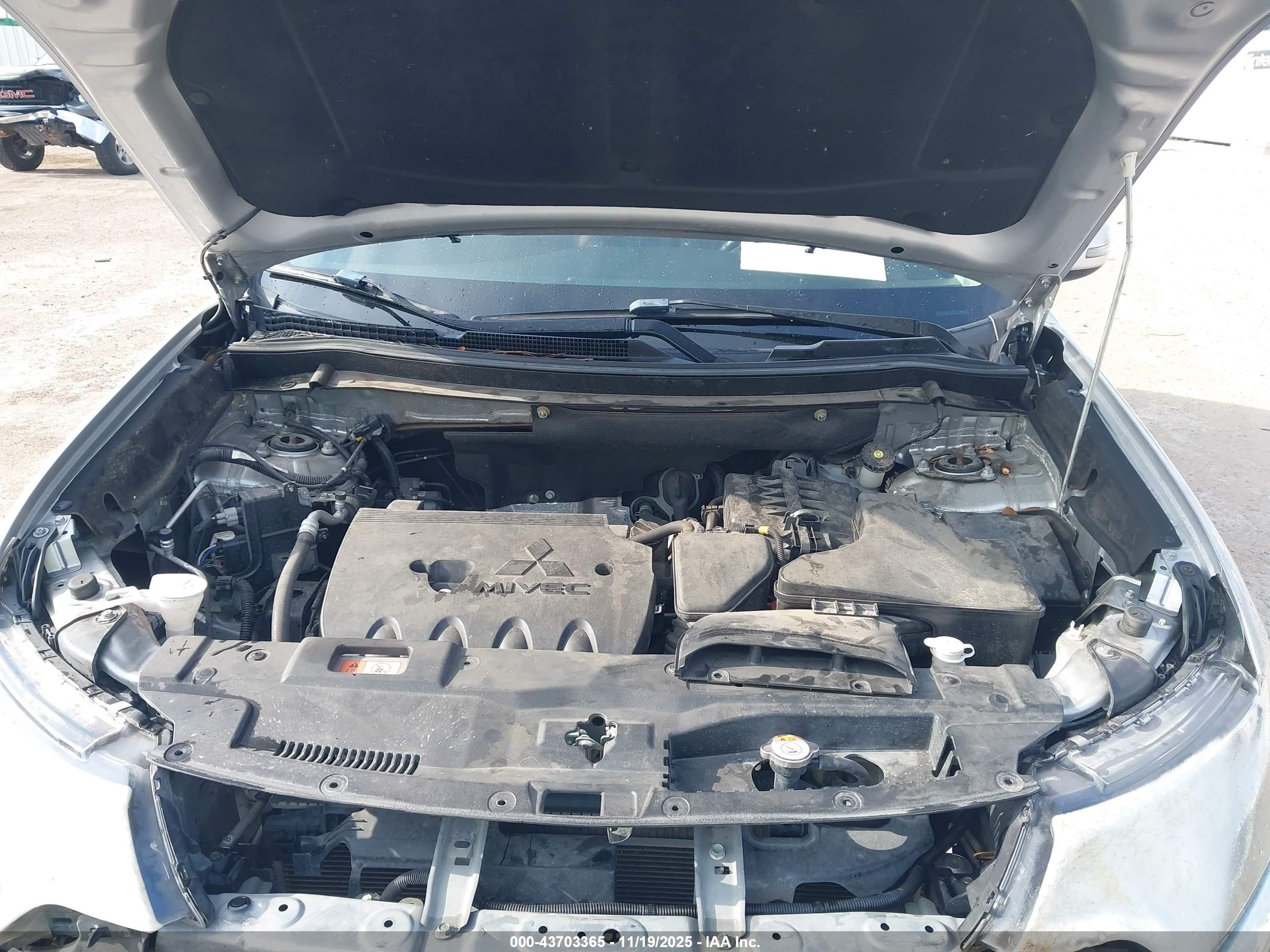 MITSUBISHI OUTLANDER image 10