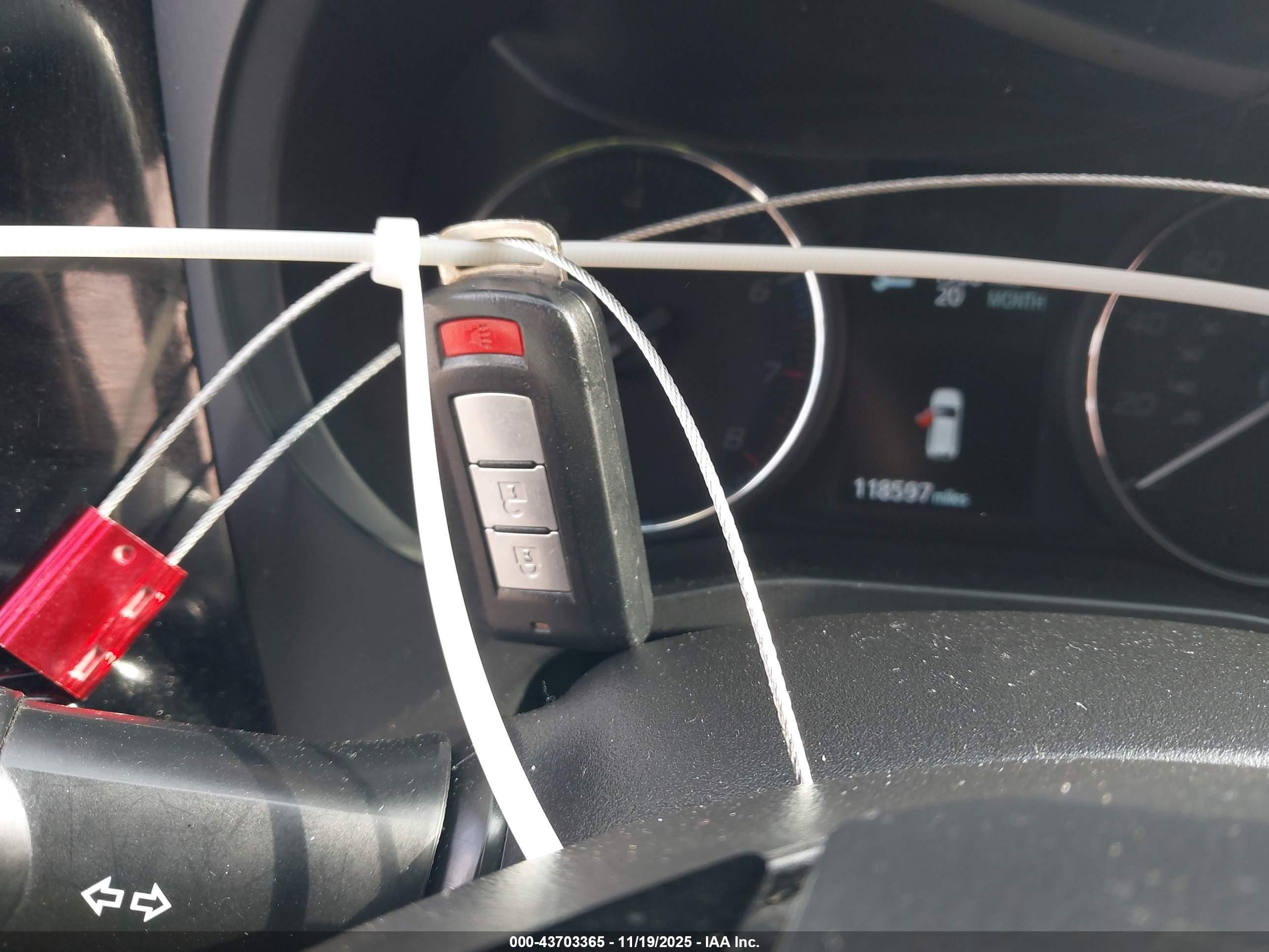 MITSUBISHI OUTLANDER image 11