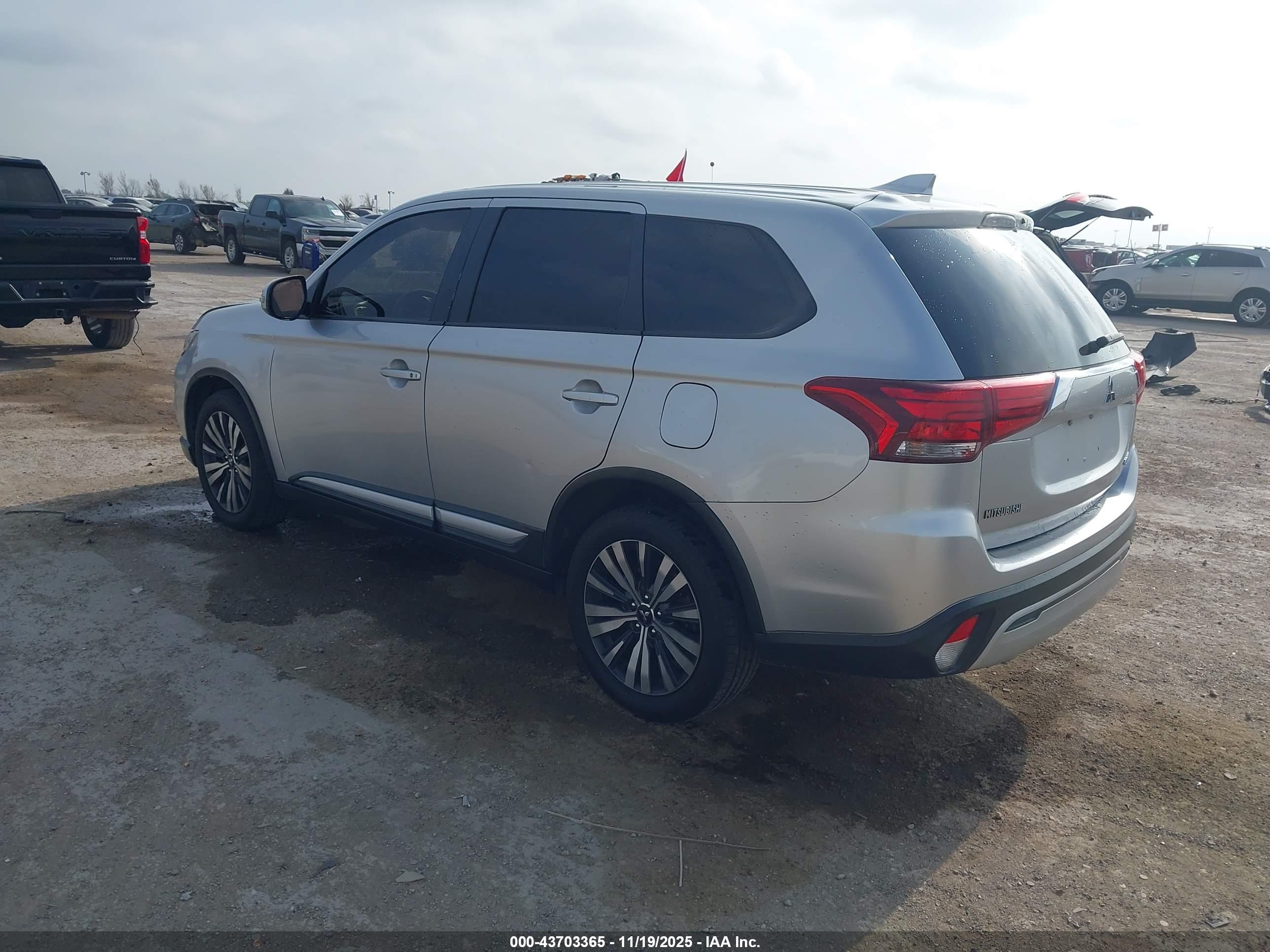 MITSUBISHI OUTLANDER image 3