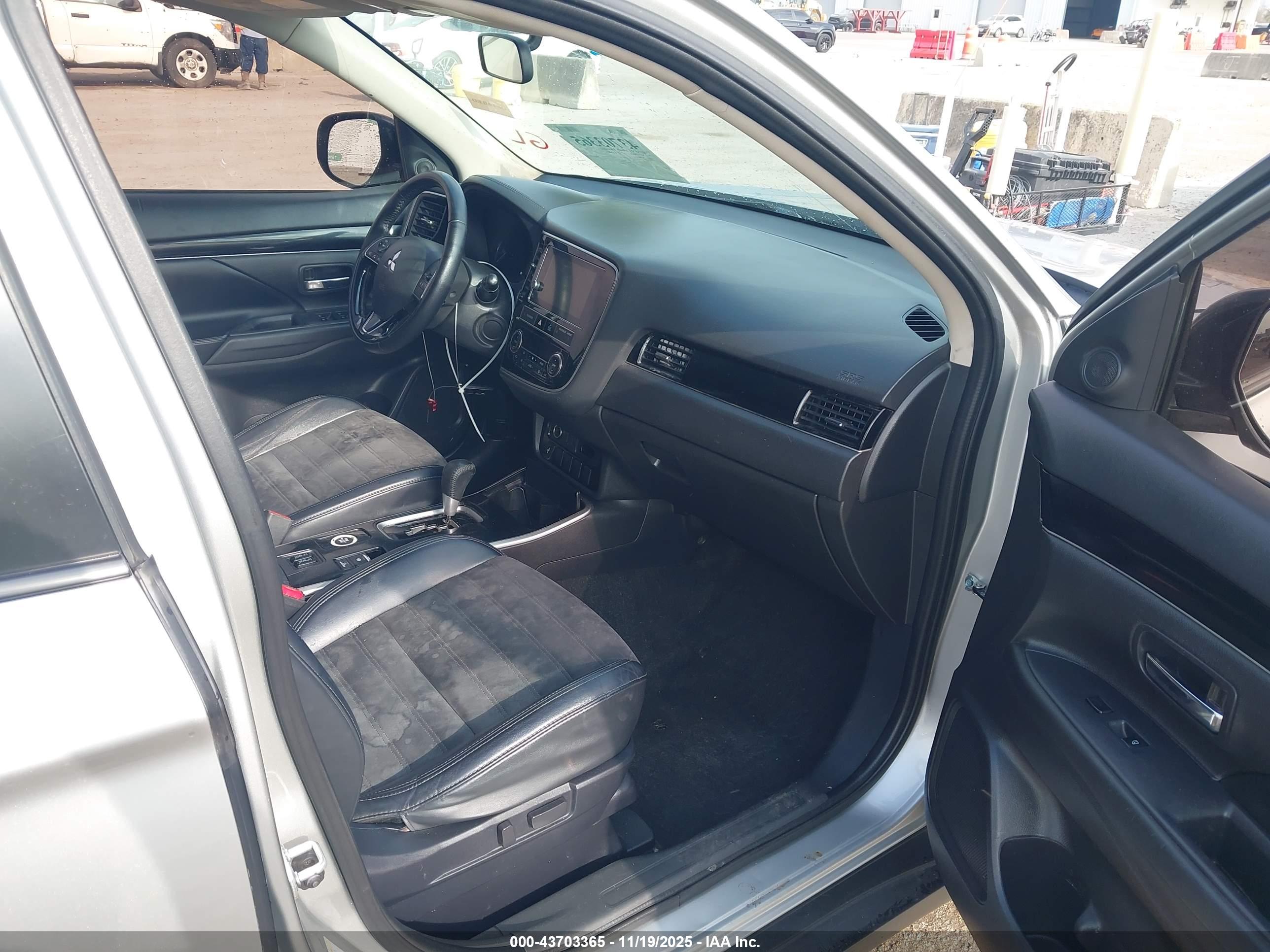 MITSUBISHI OUTLANDER image 5