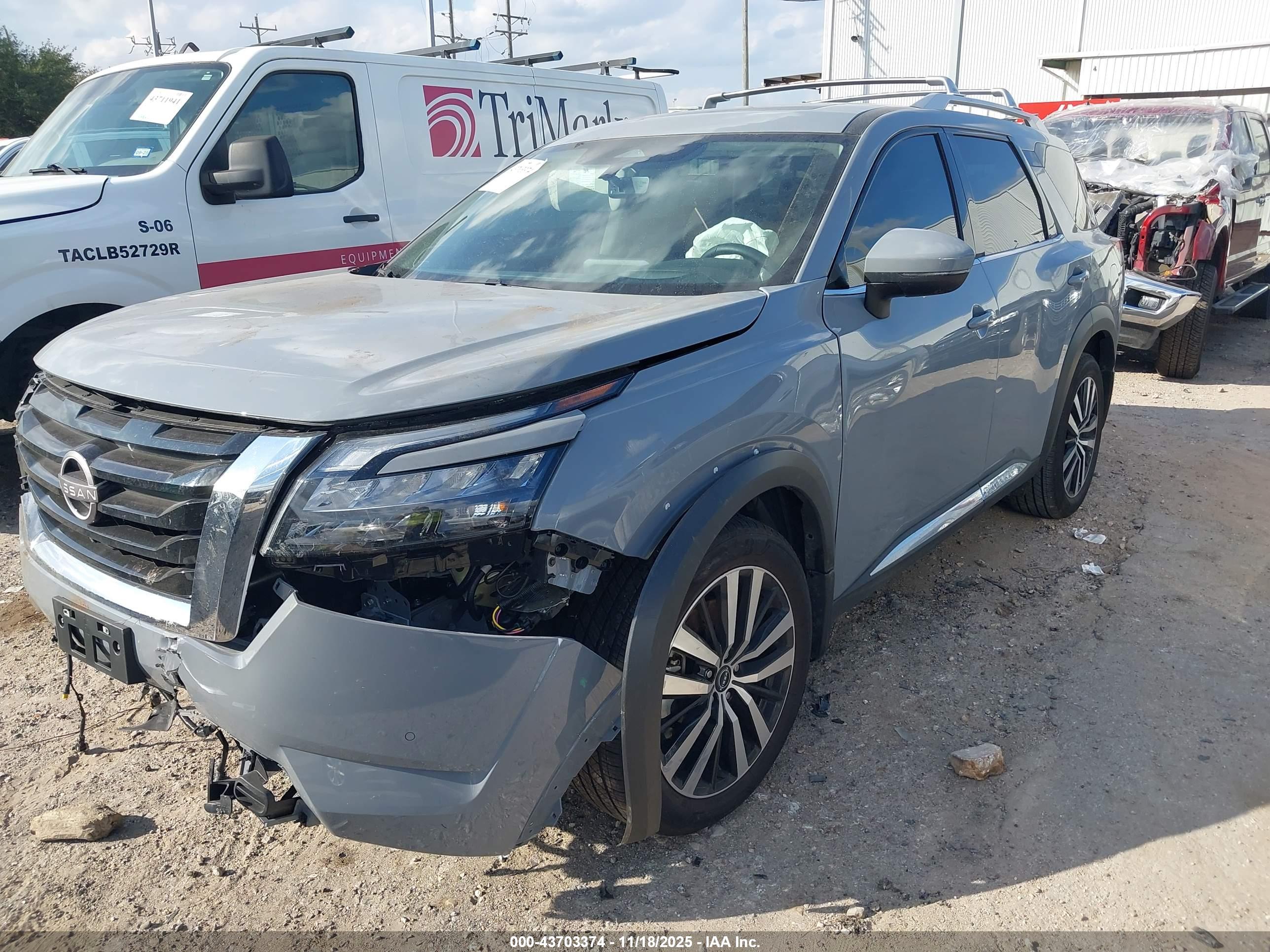 NISSAN PATHFINDER image 2