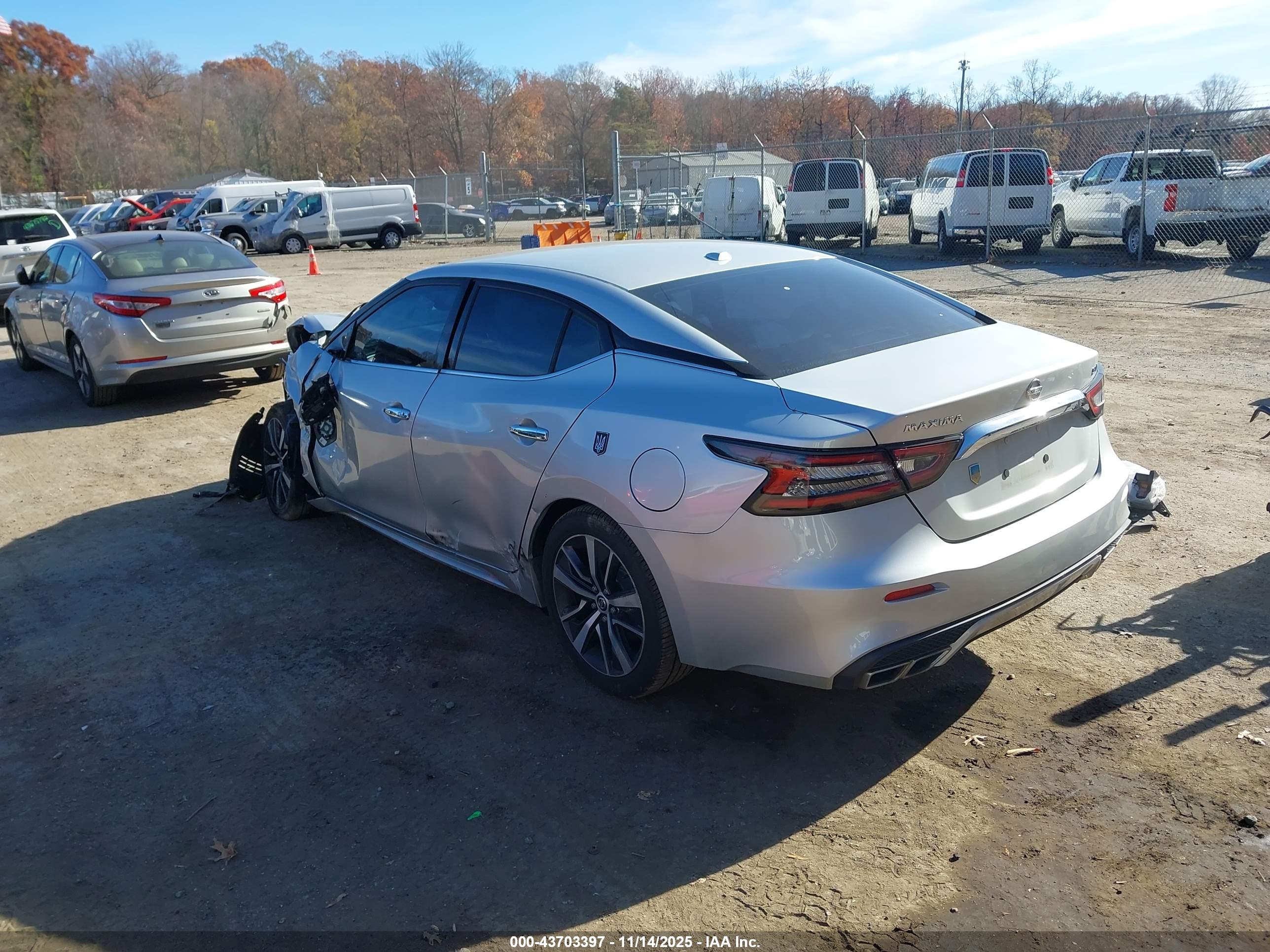 NISSAN MAXIMA image 3