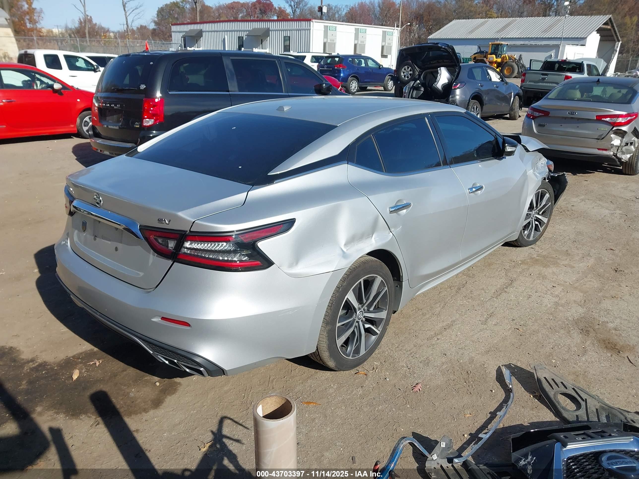 NISSAN MAXIMA image 4