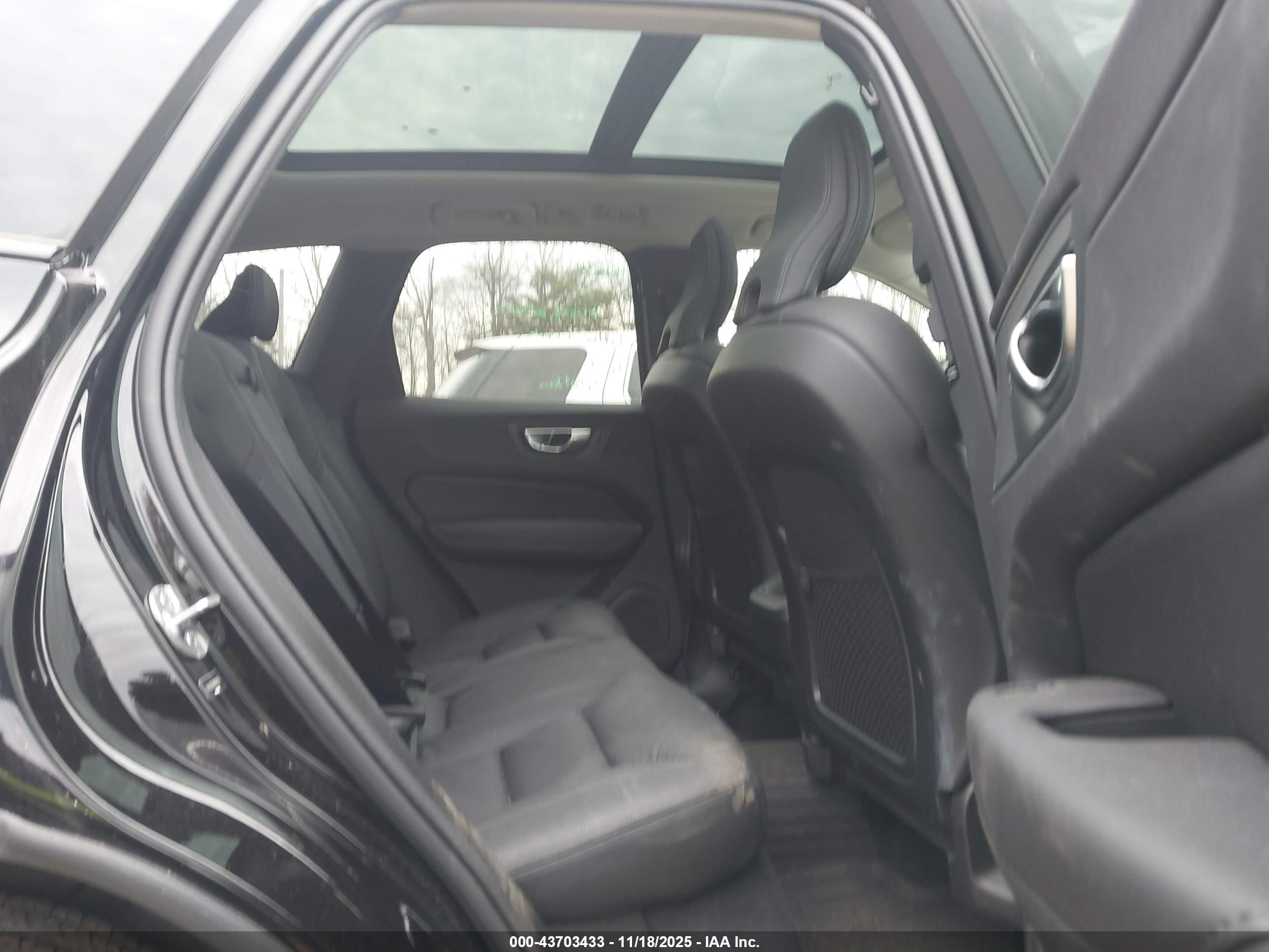 VOLVO XC60 image 8