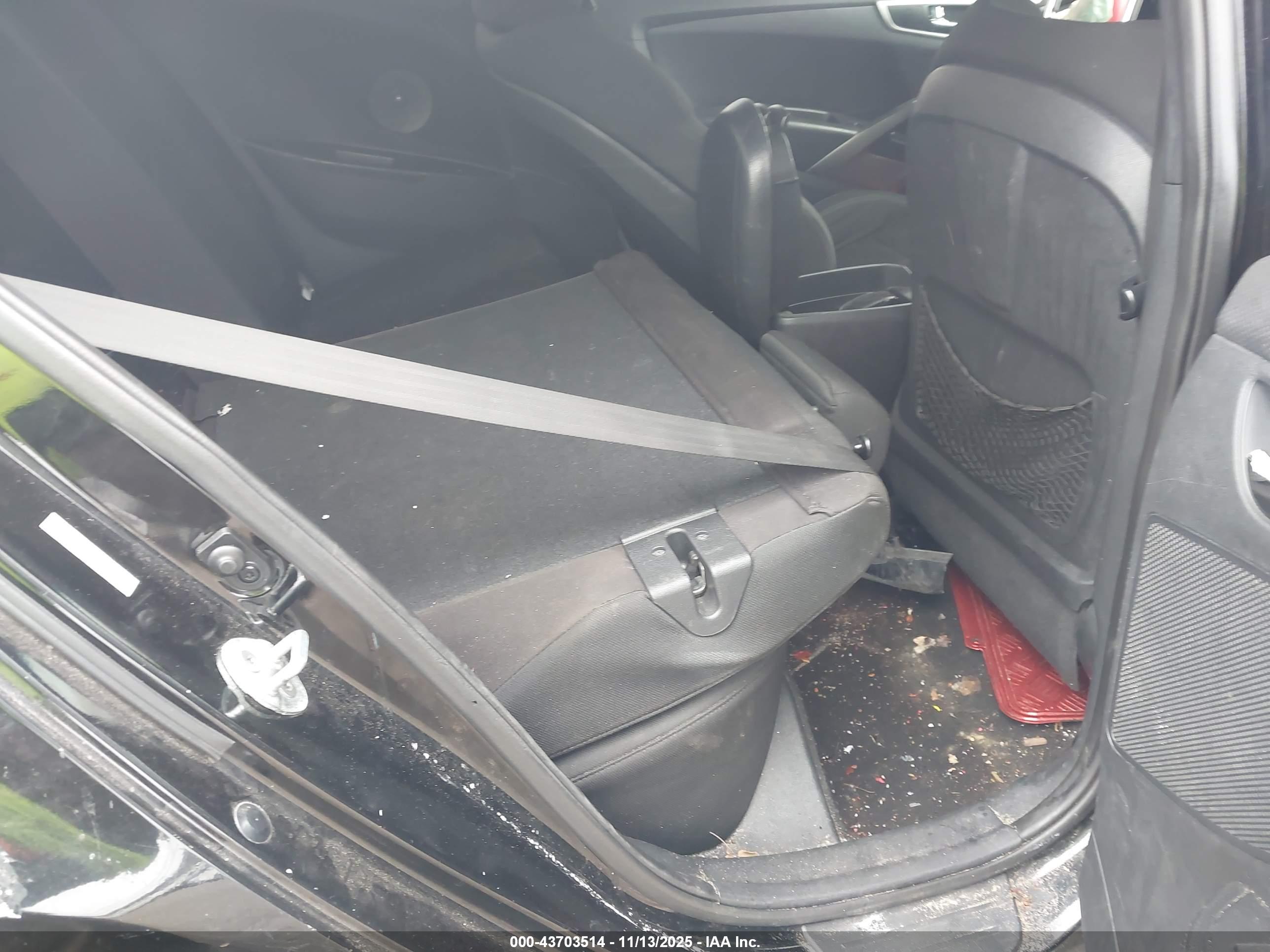HYUNDAI VELOSTER image 8