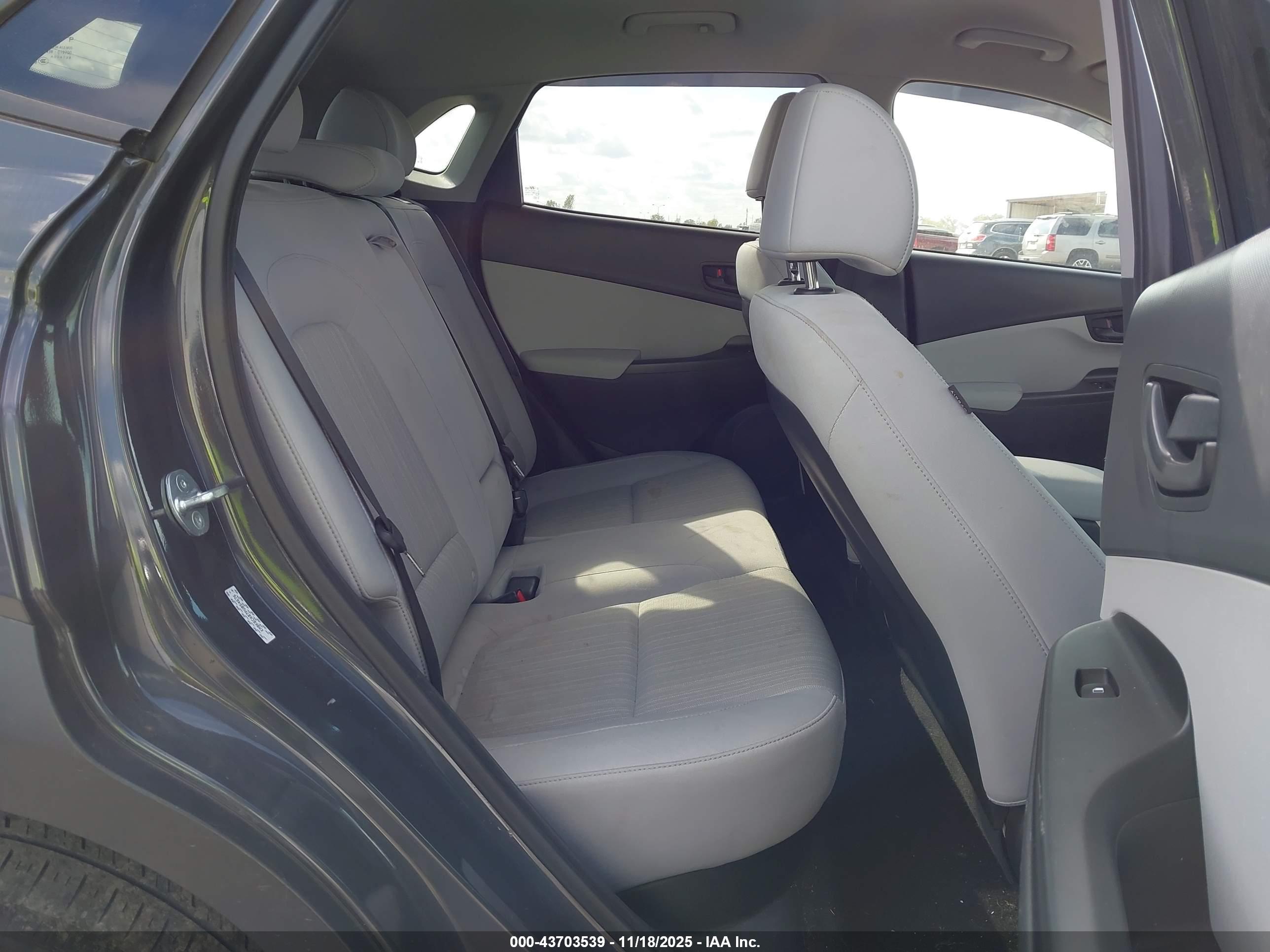 HYUNDAI KONA image 8
