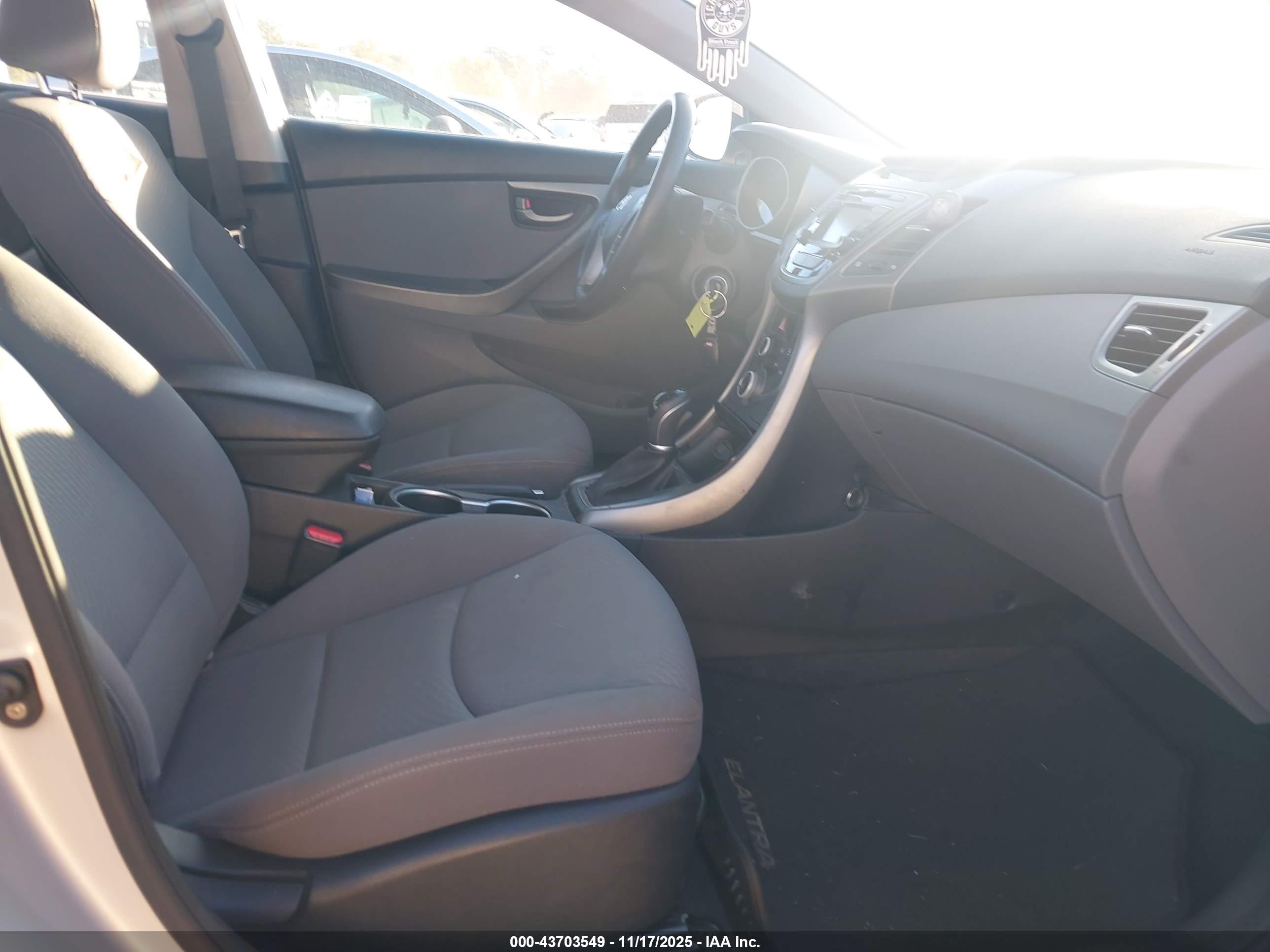 HYUNDAI ELANTRA image 5