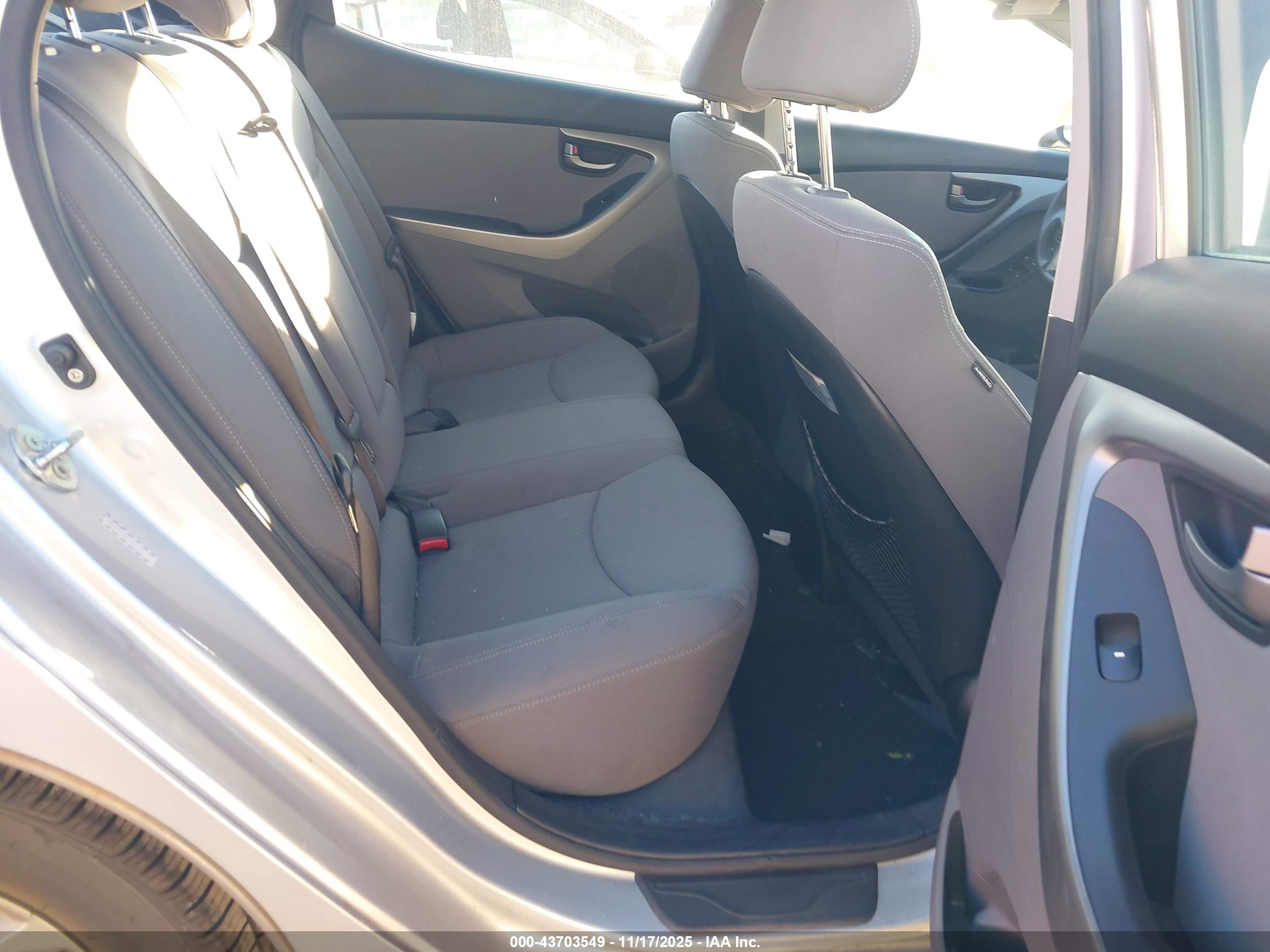 HYUNDAI ELANTRA image 8