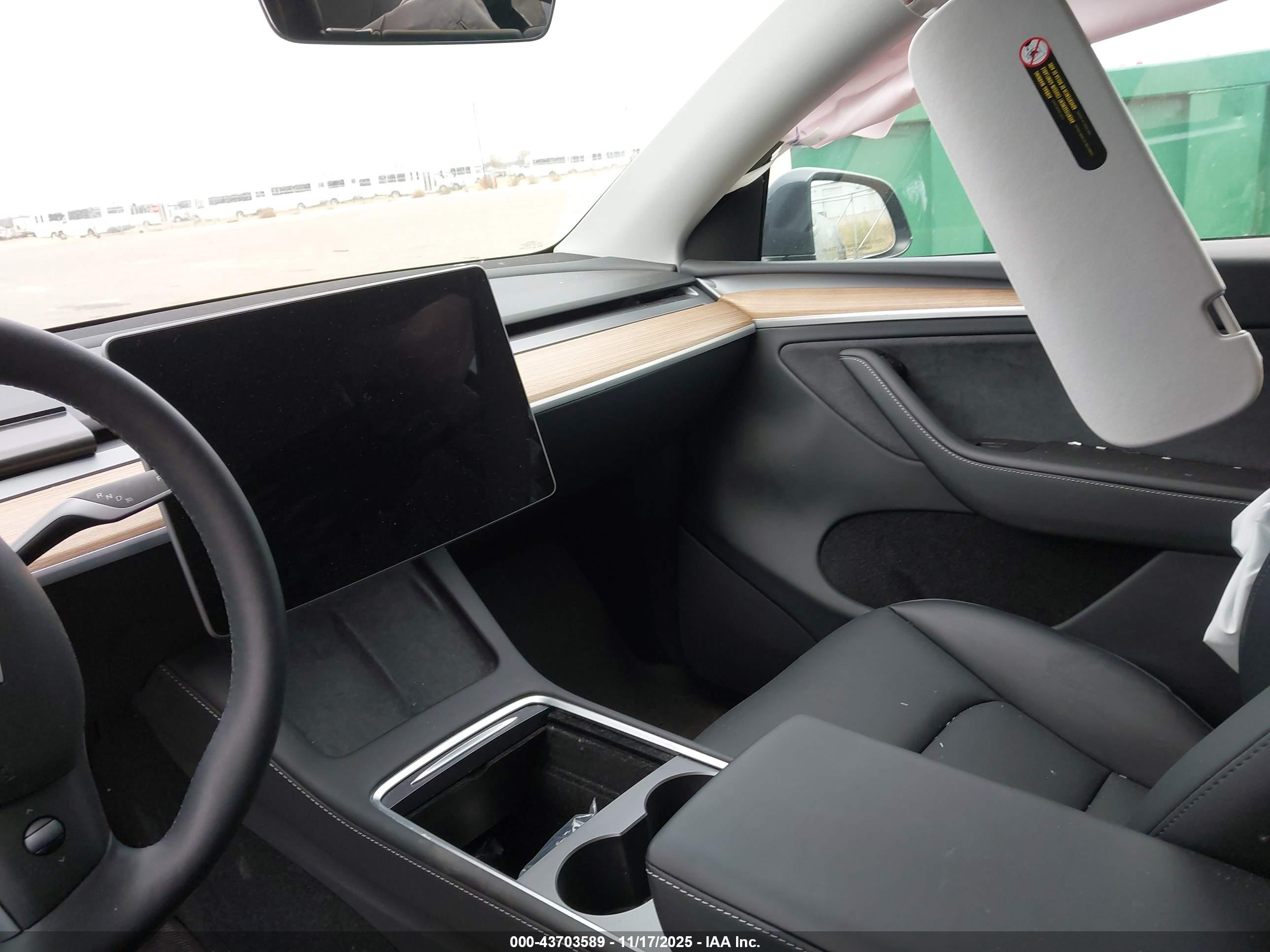 TESLA MODEL image 5