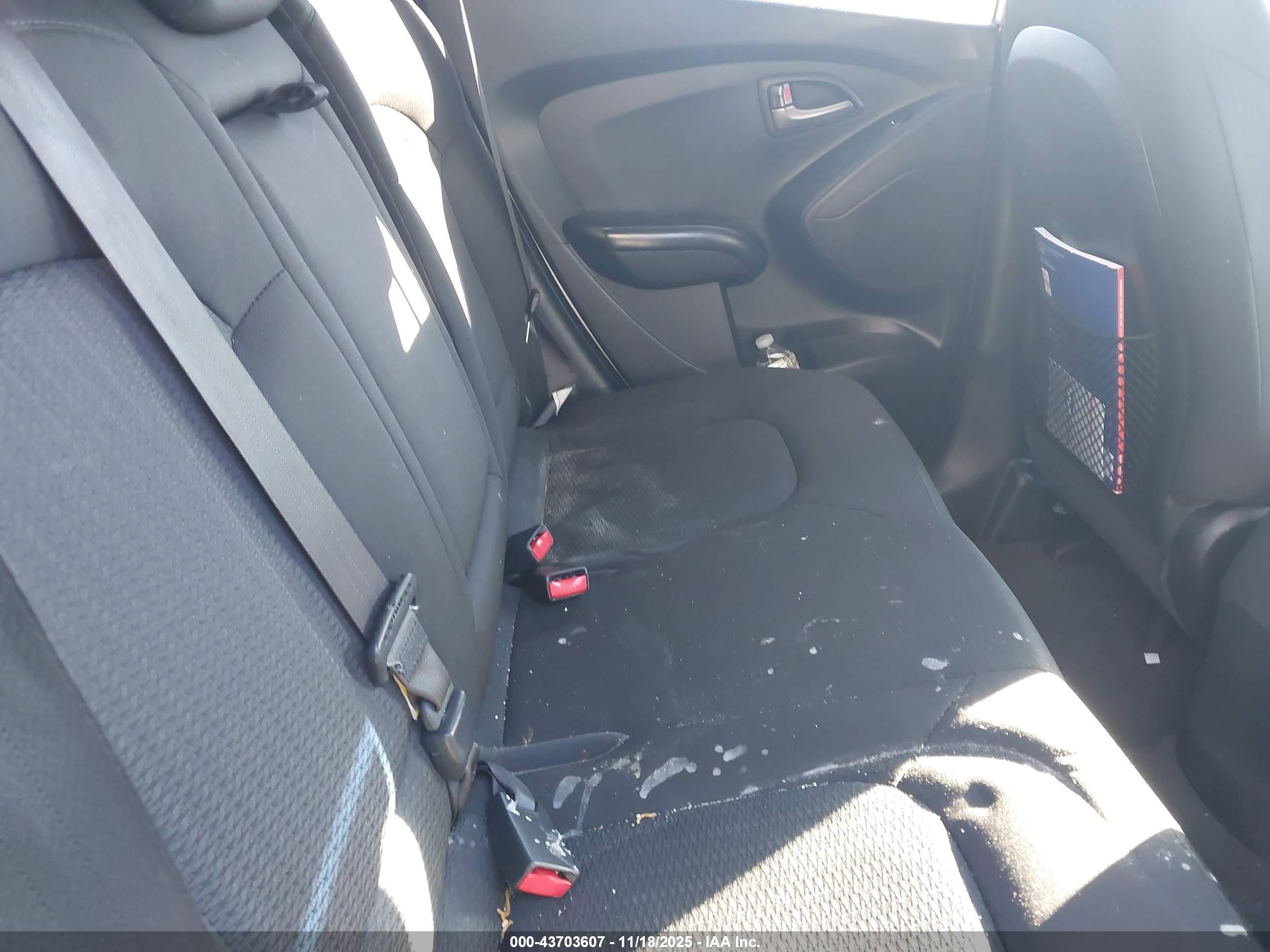 HYUNDAI TUCSON image 8