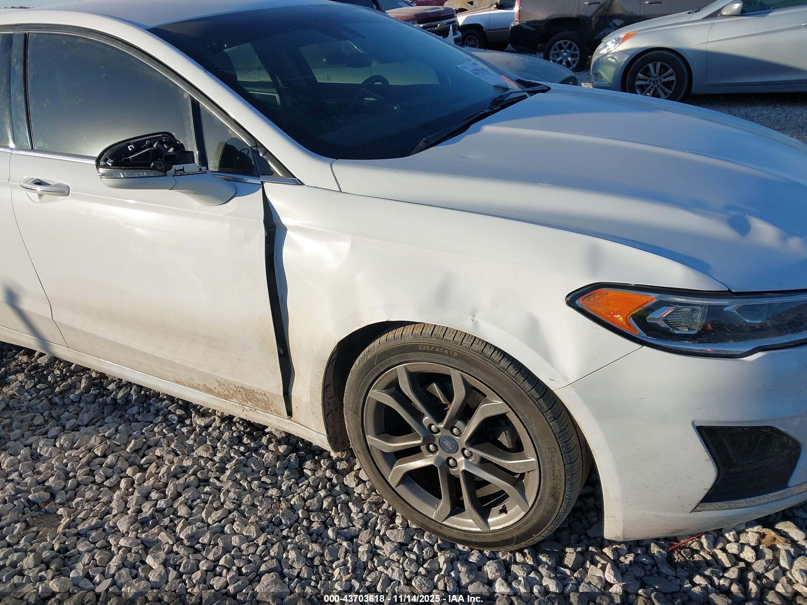 FORD FUSION image 6