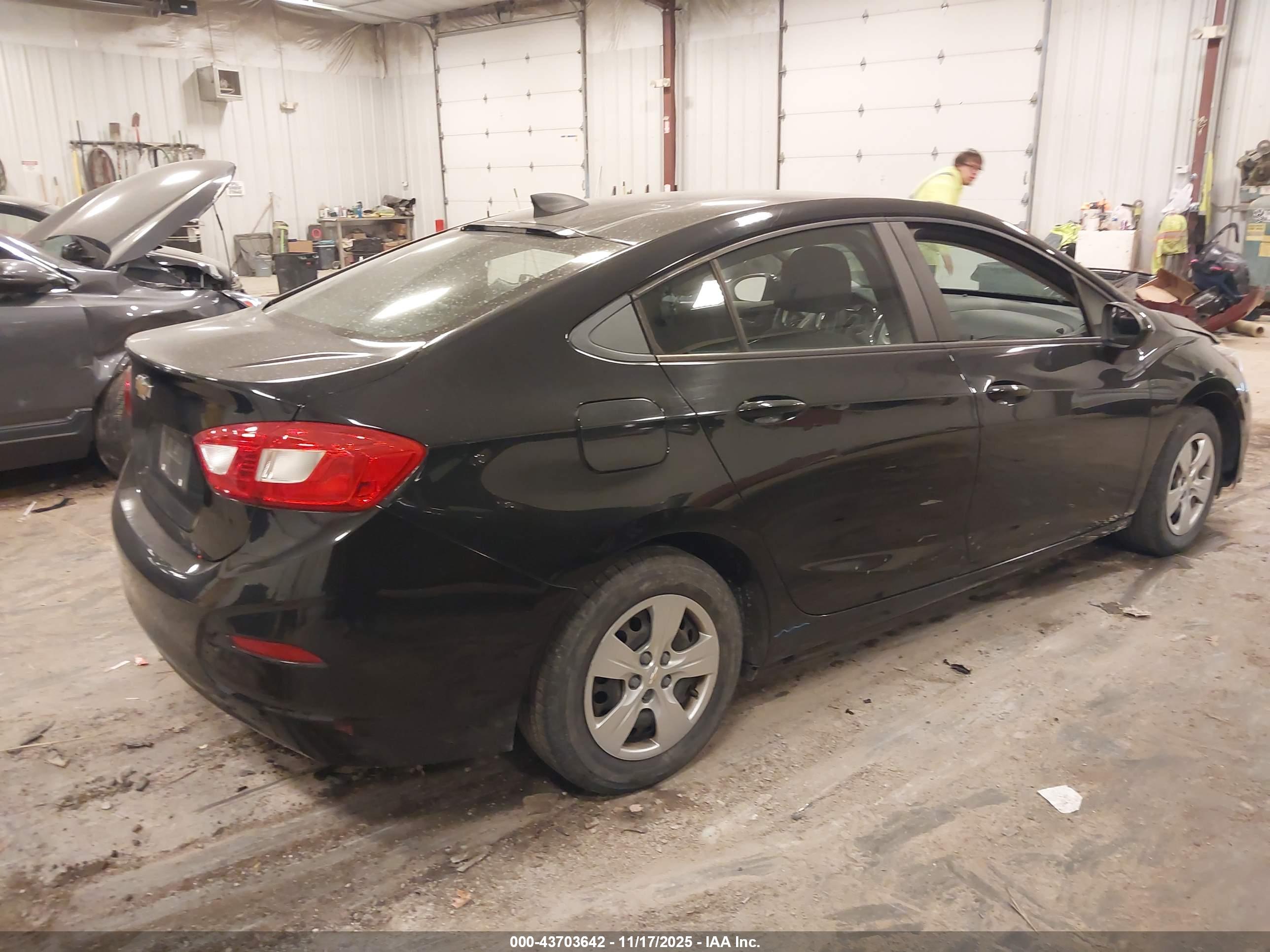 CHEVROLET CRUZE image 4