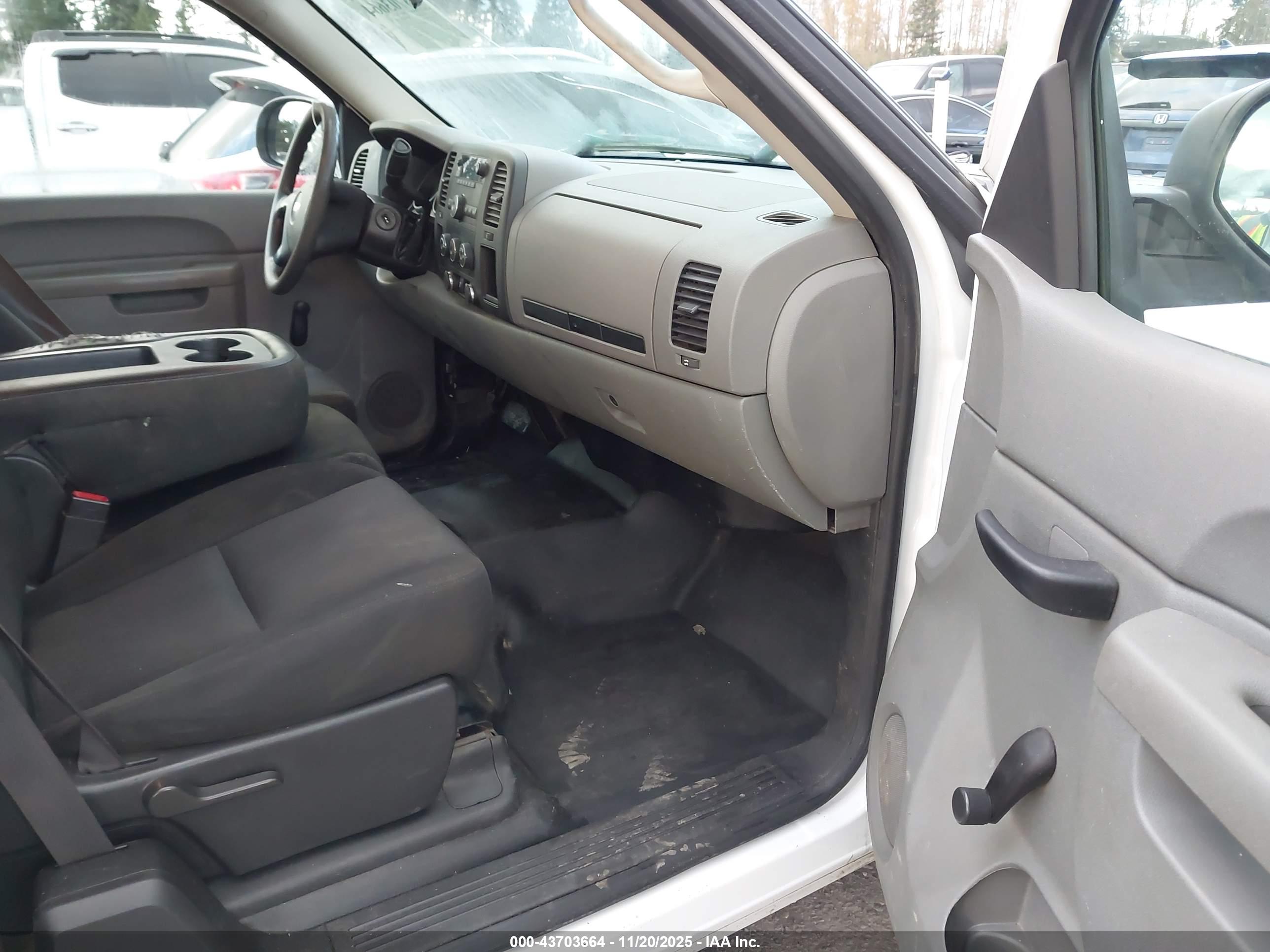 CHEVROLET SILVERADO image 5