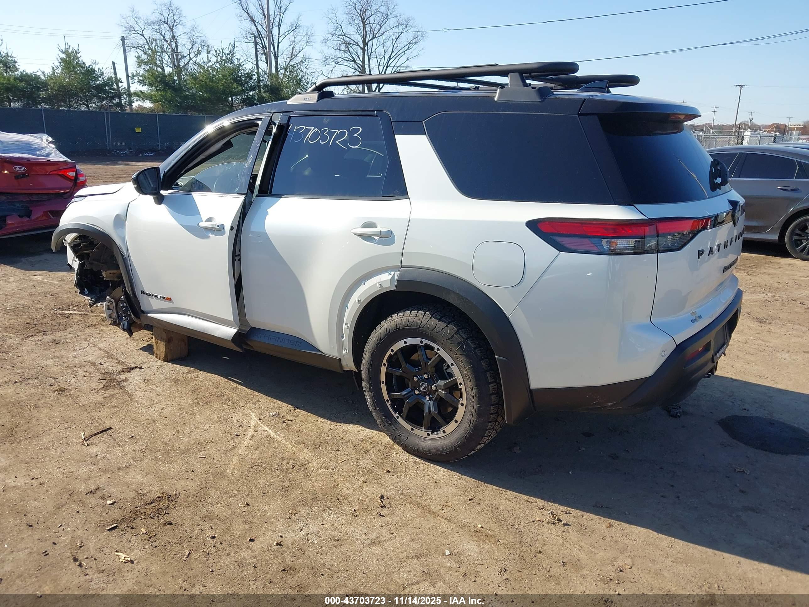 NISSAN PATHFINDER image 3