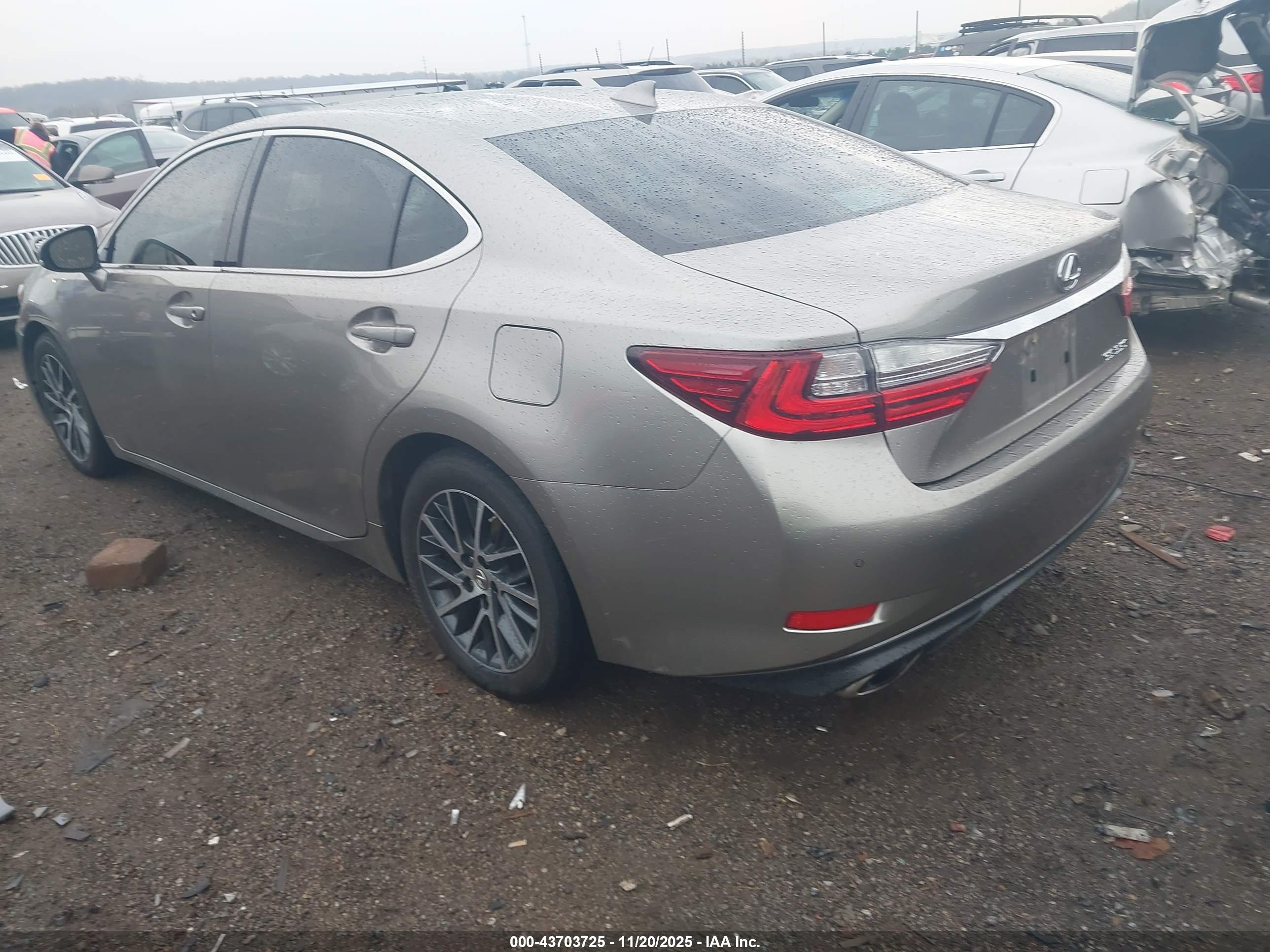 LEXUS ES image 3