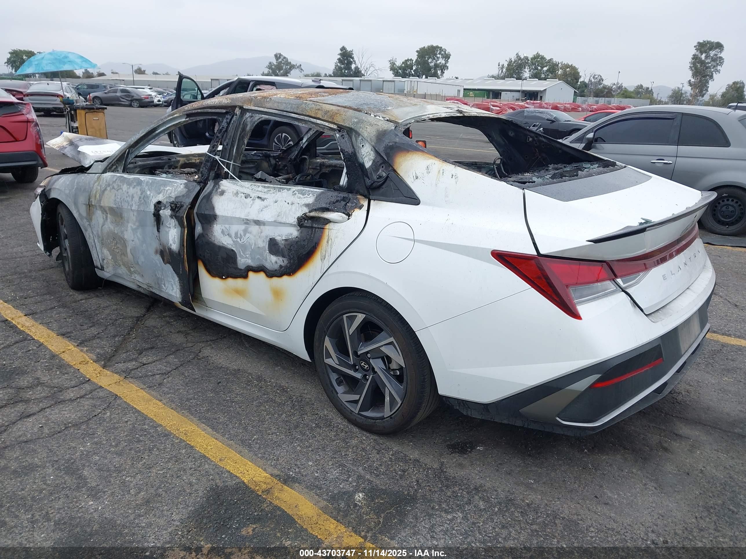 HYUNDAI ELANTRA image 3