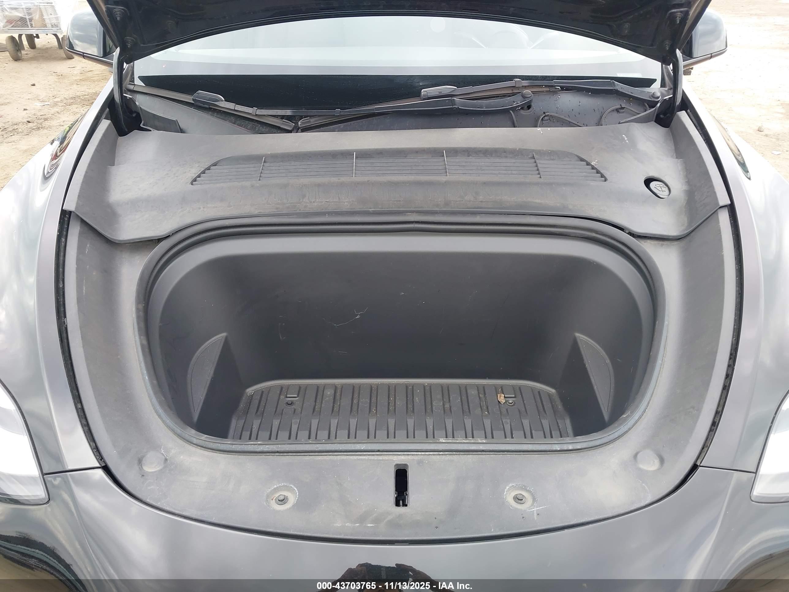 TESLA MODEL image 10