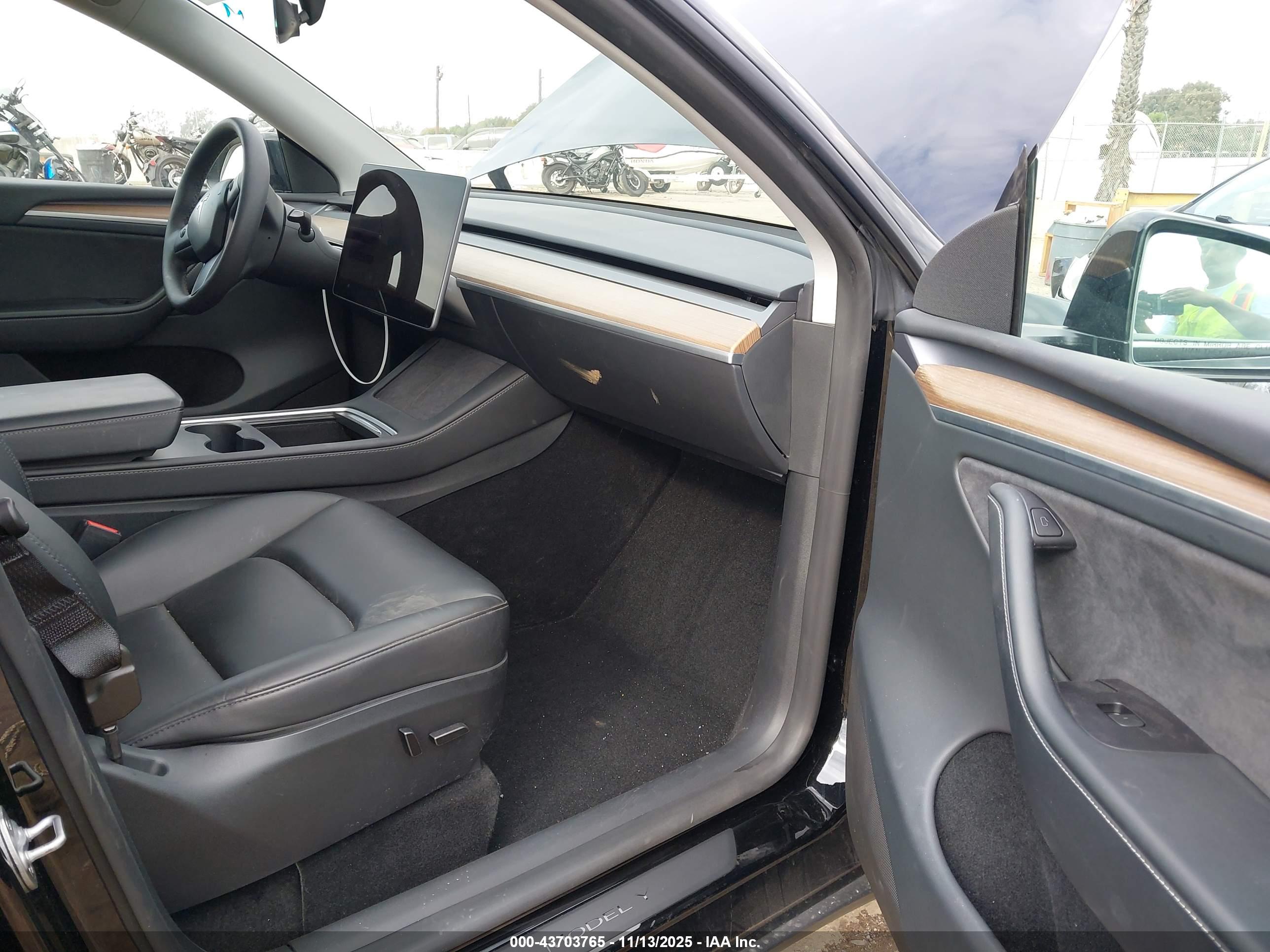 TESLA MODEL image 5
