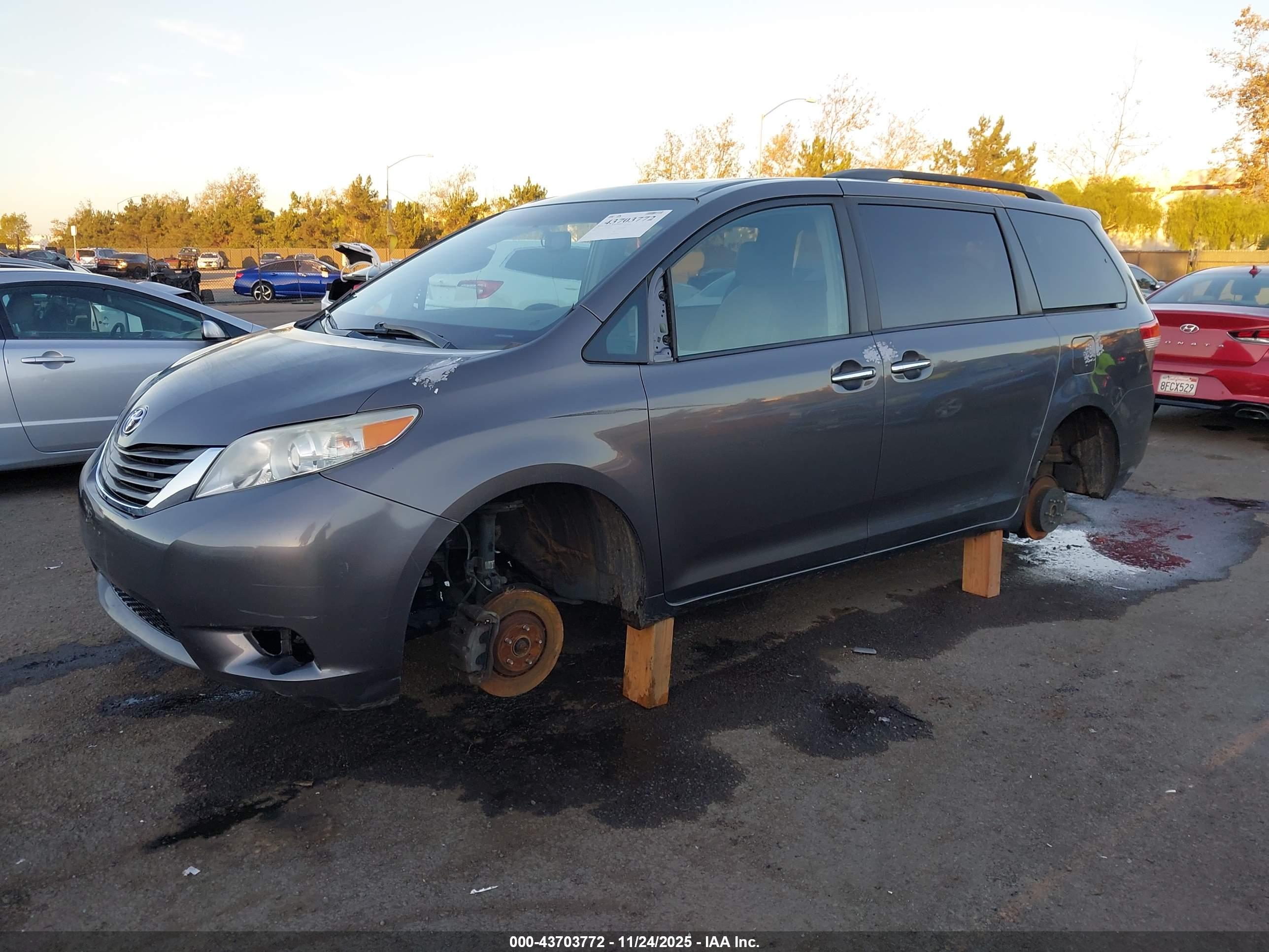 TOYOTA SIENNA image 2