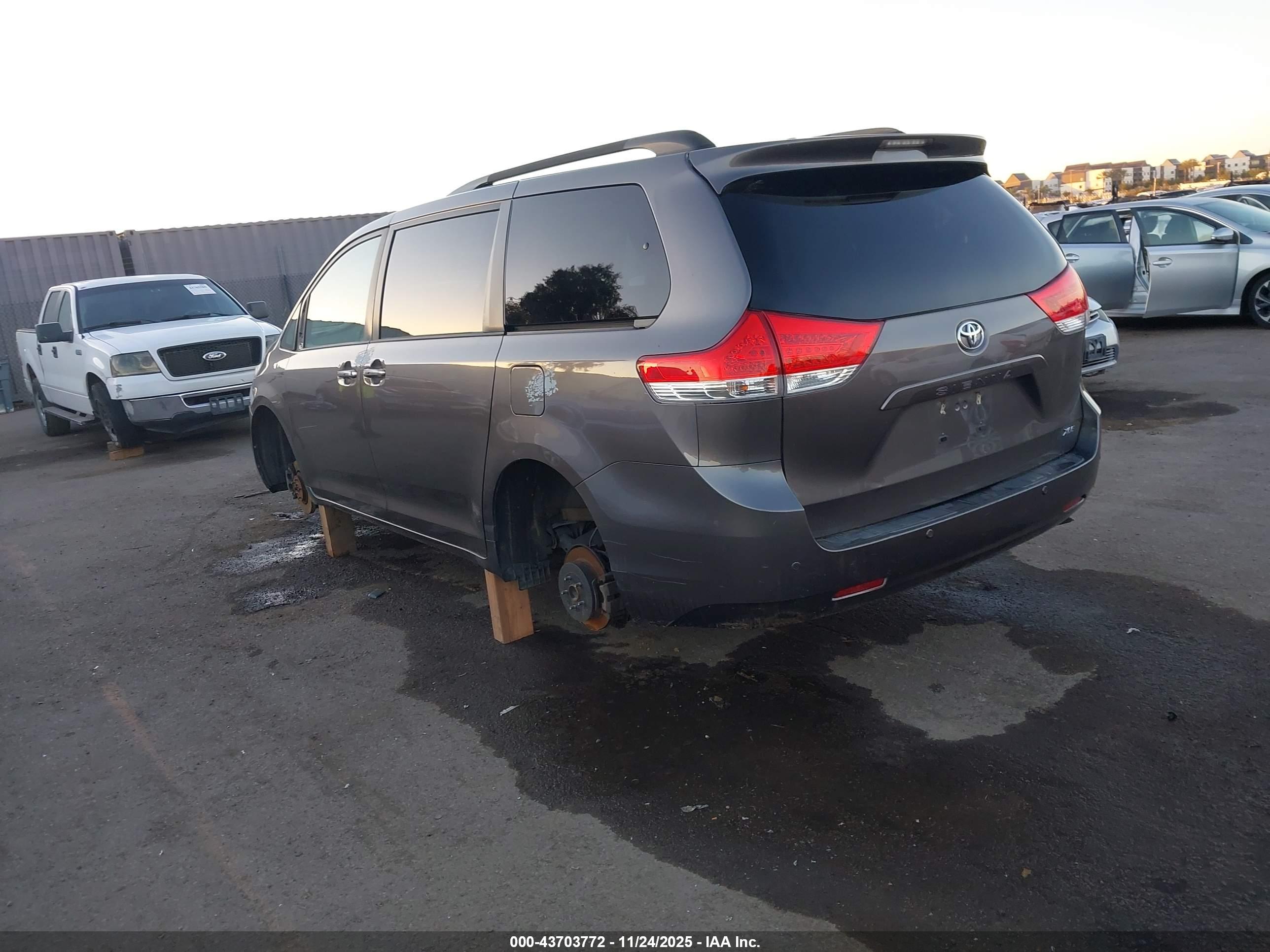 TOYOTA SIENNA image 3