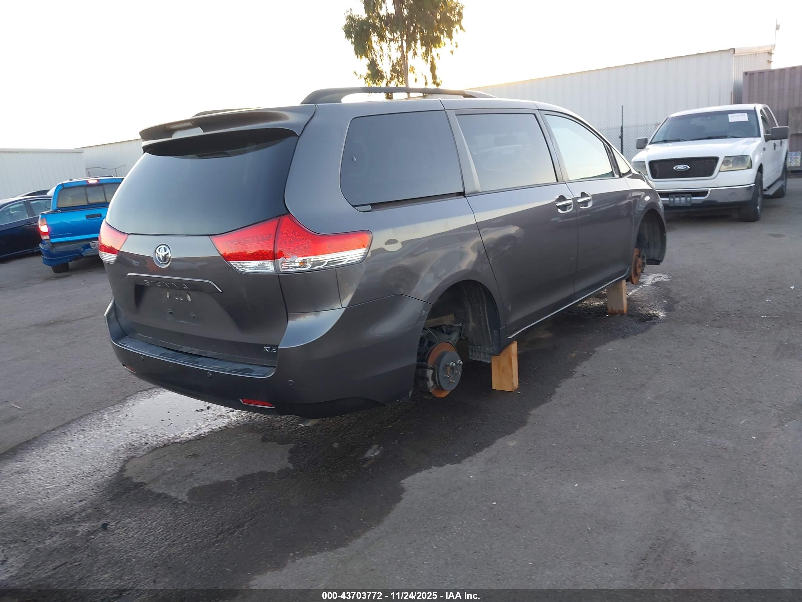 TOYOTA SIENNA image 4