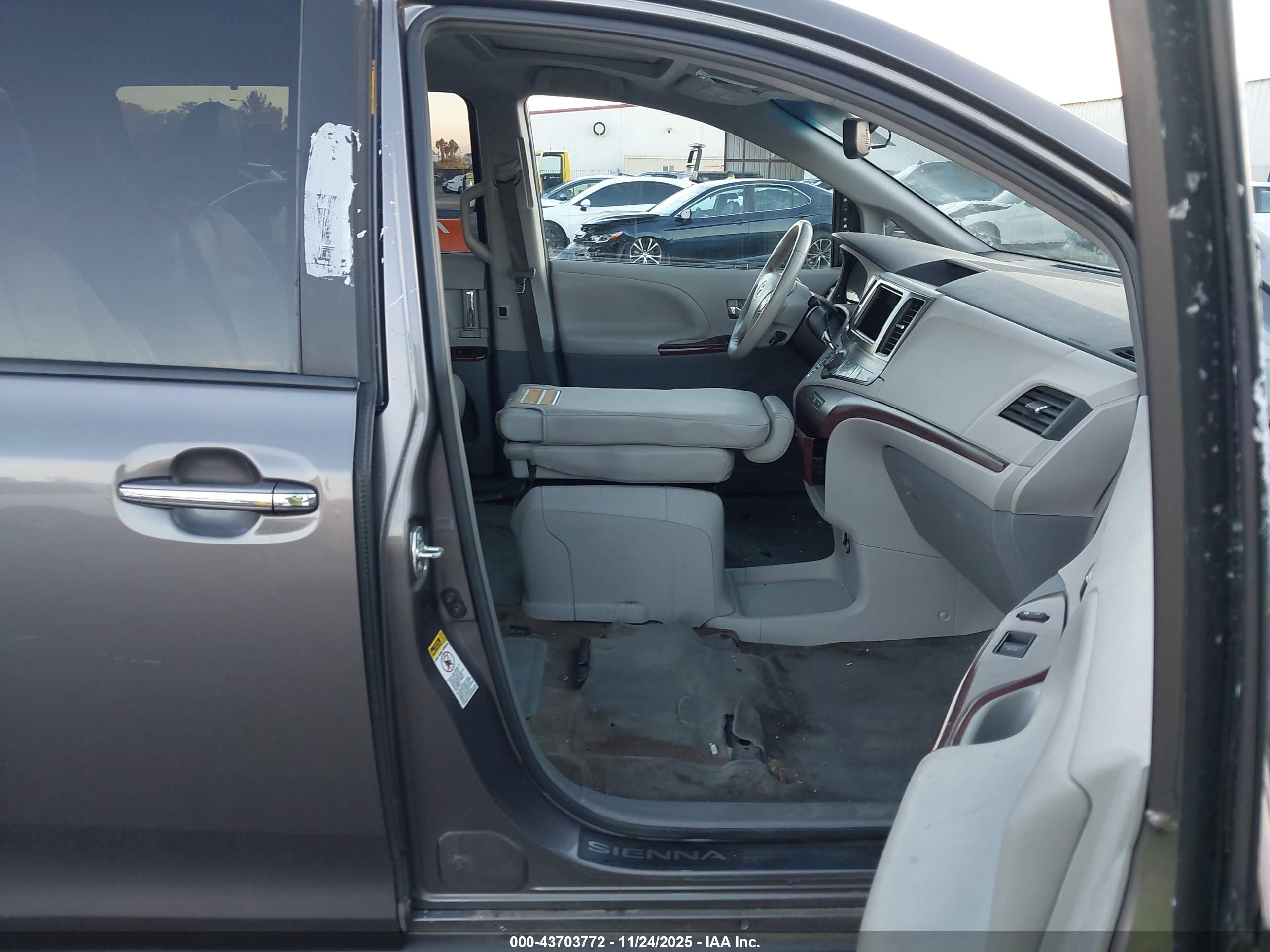 TOYOTA SIENNA image 5
