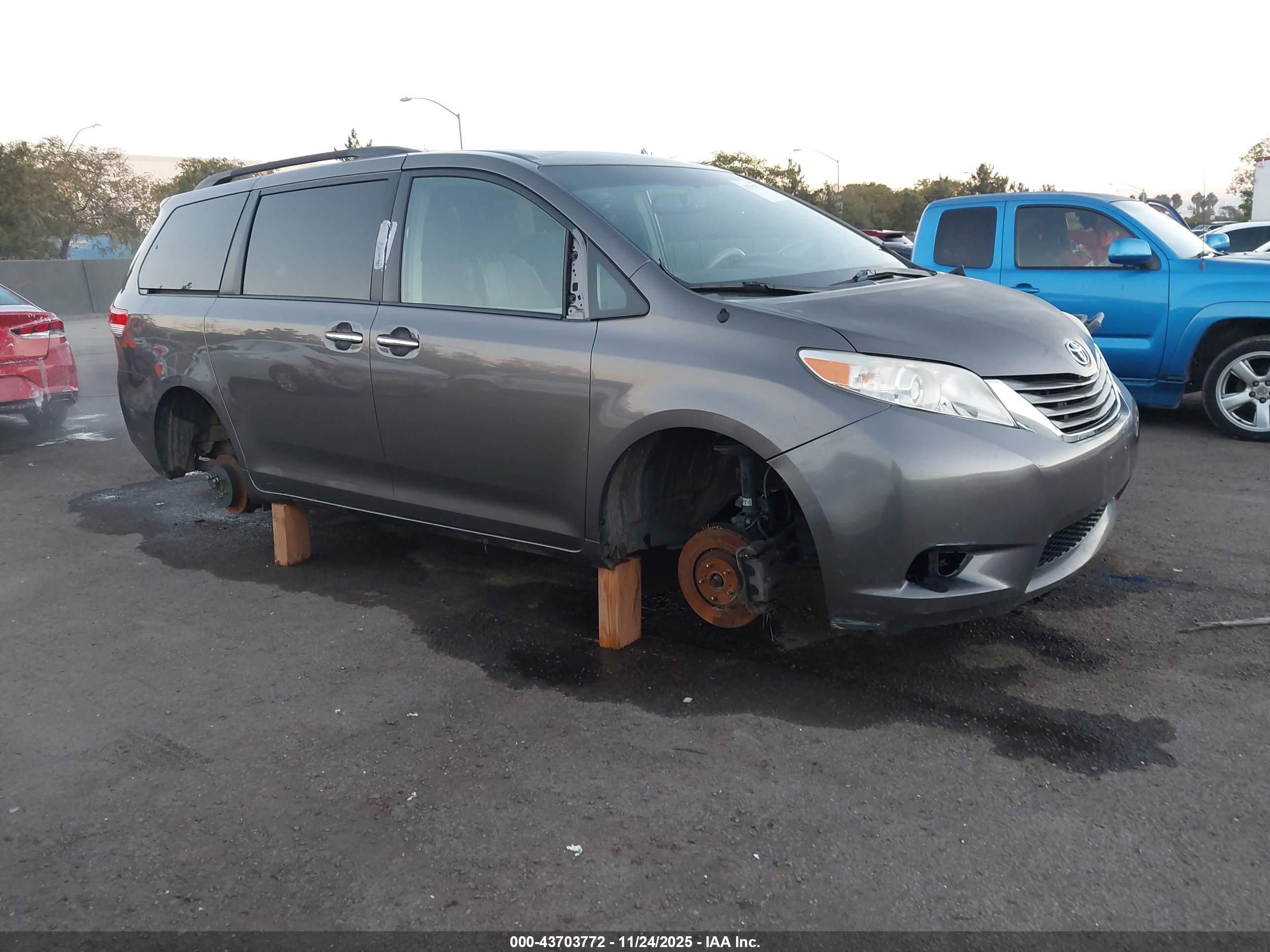 TOYOTA SIENNA image 6