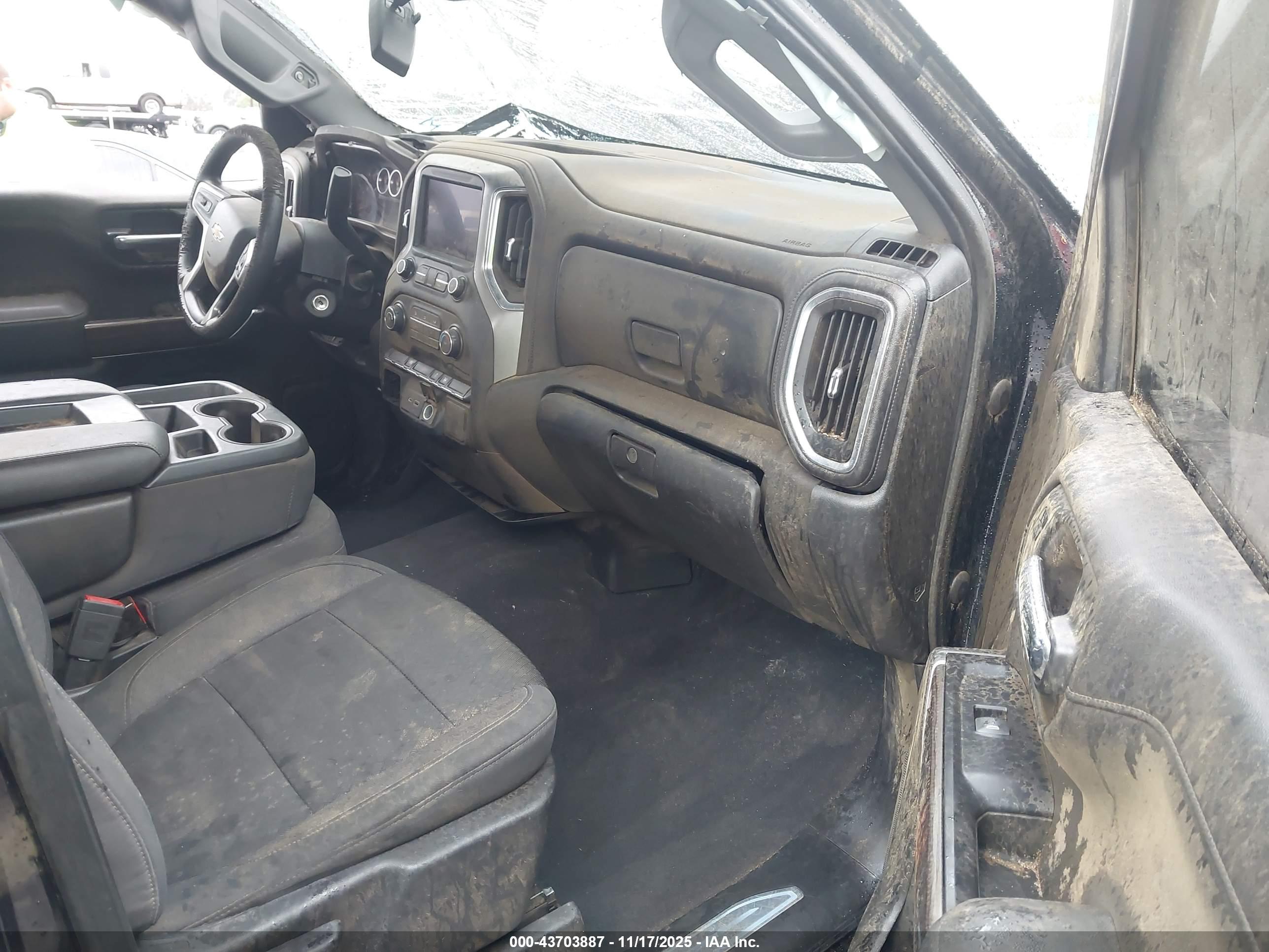 CHEVROLET SILVERADO image 5