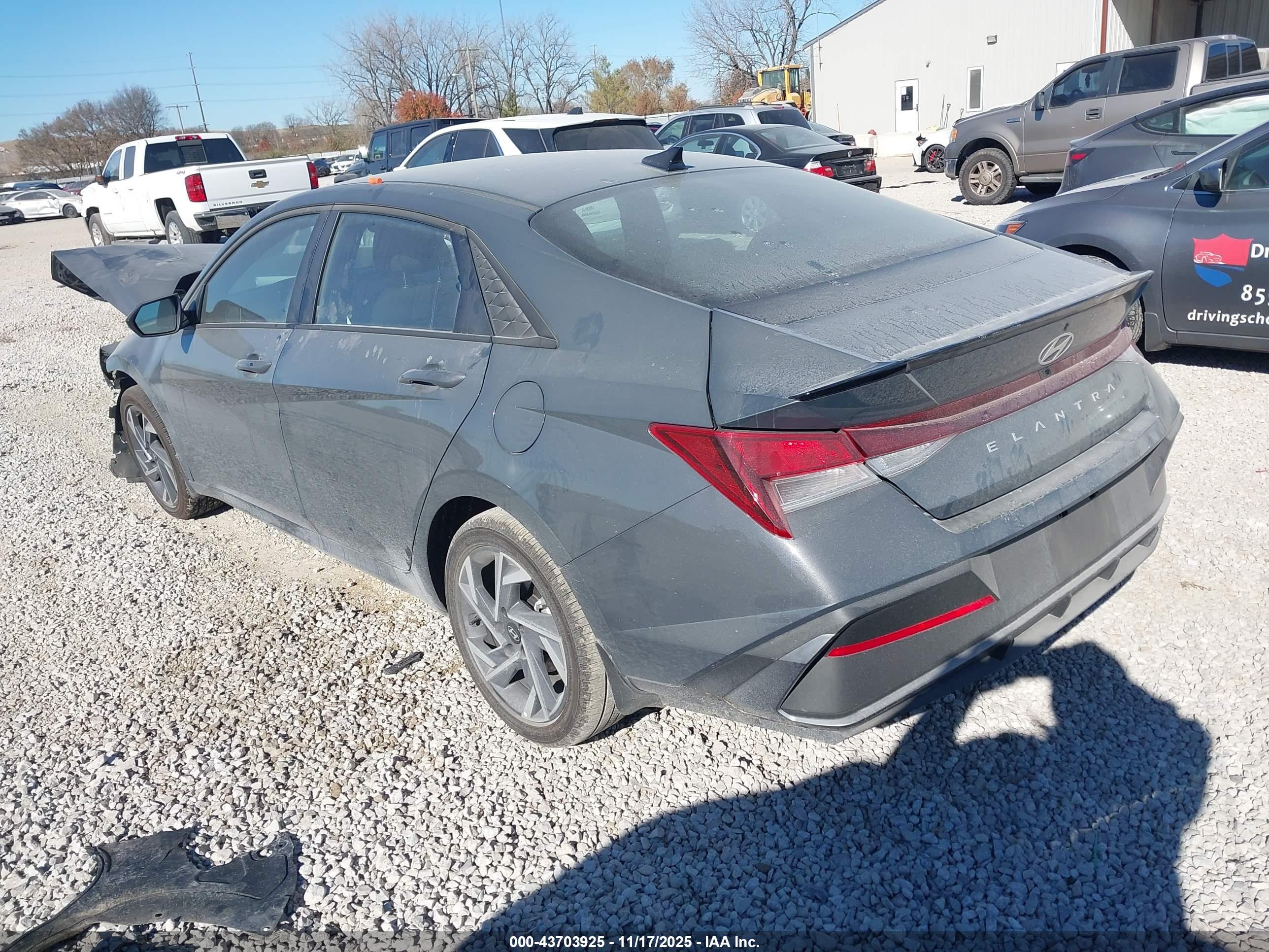 HYUNDAI ELANTRA image 3