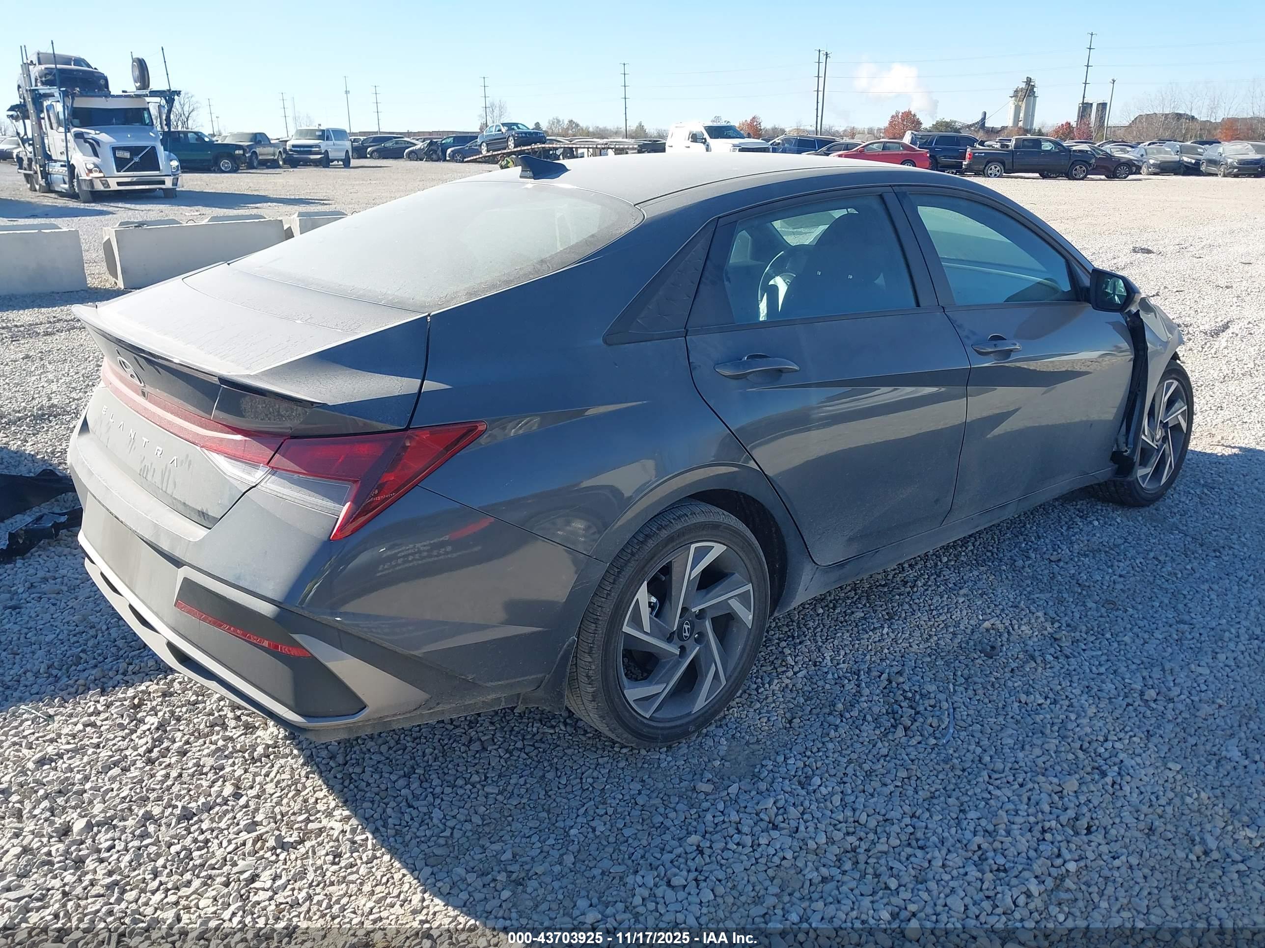 HYUNDAI ELANTRA image 4