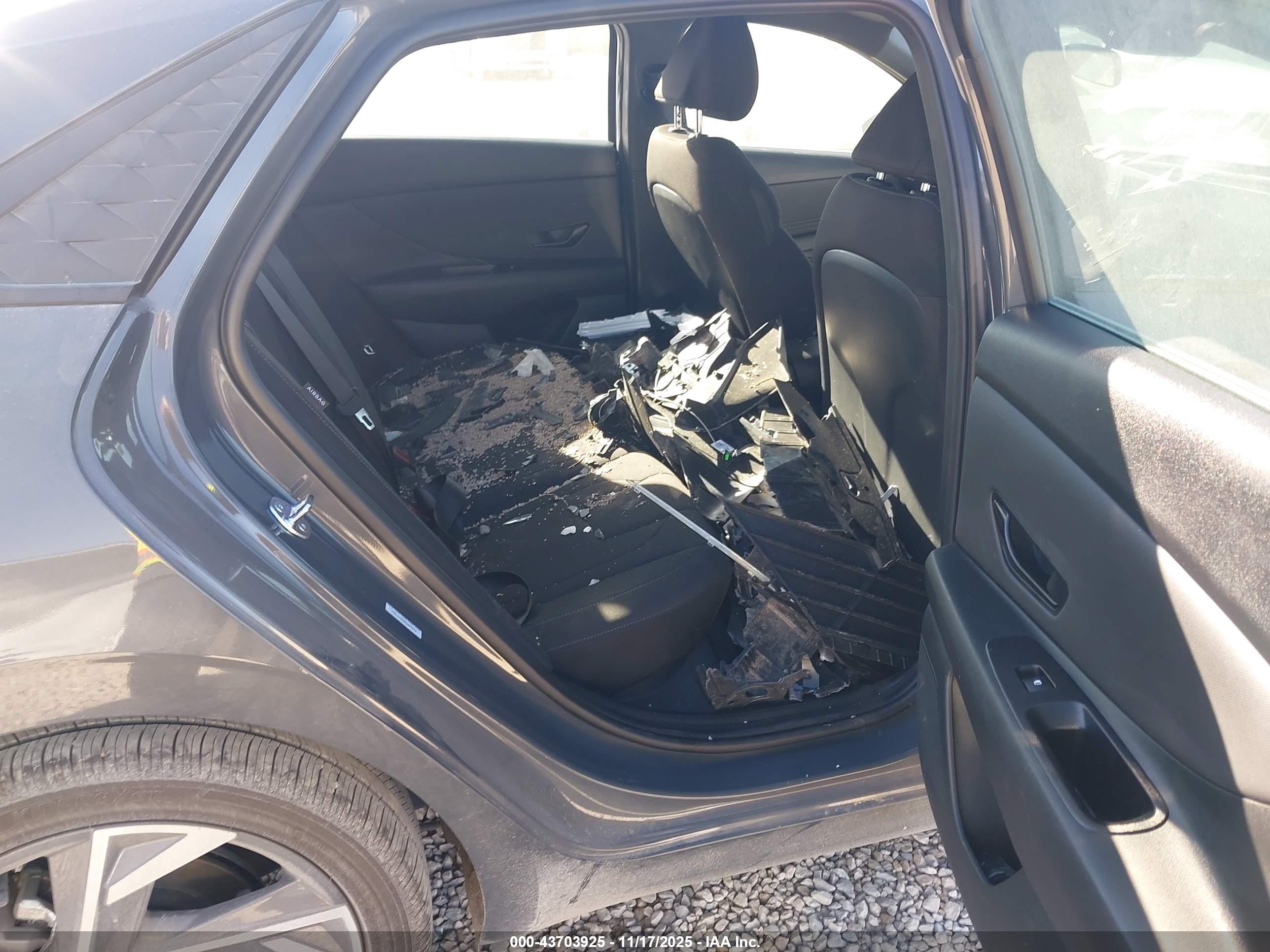 HYUNDAI ELANTRA image 8