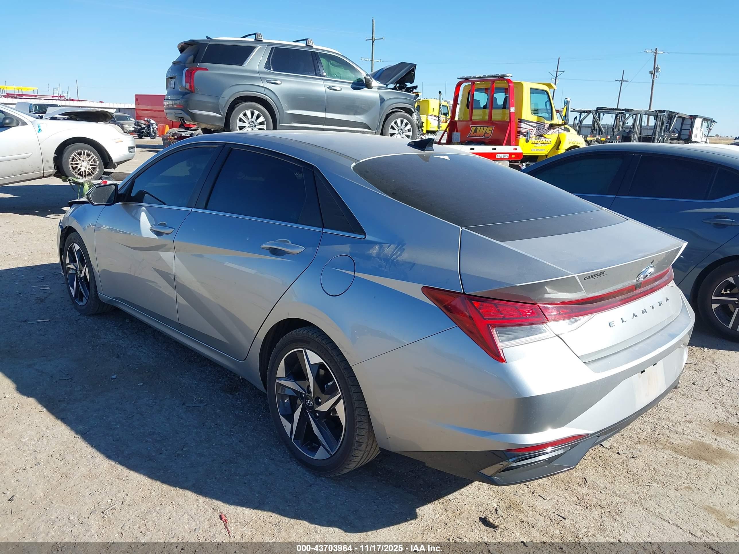 HYUNDAI ELANTRA image 3