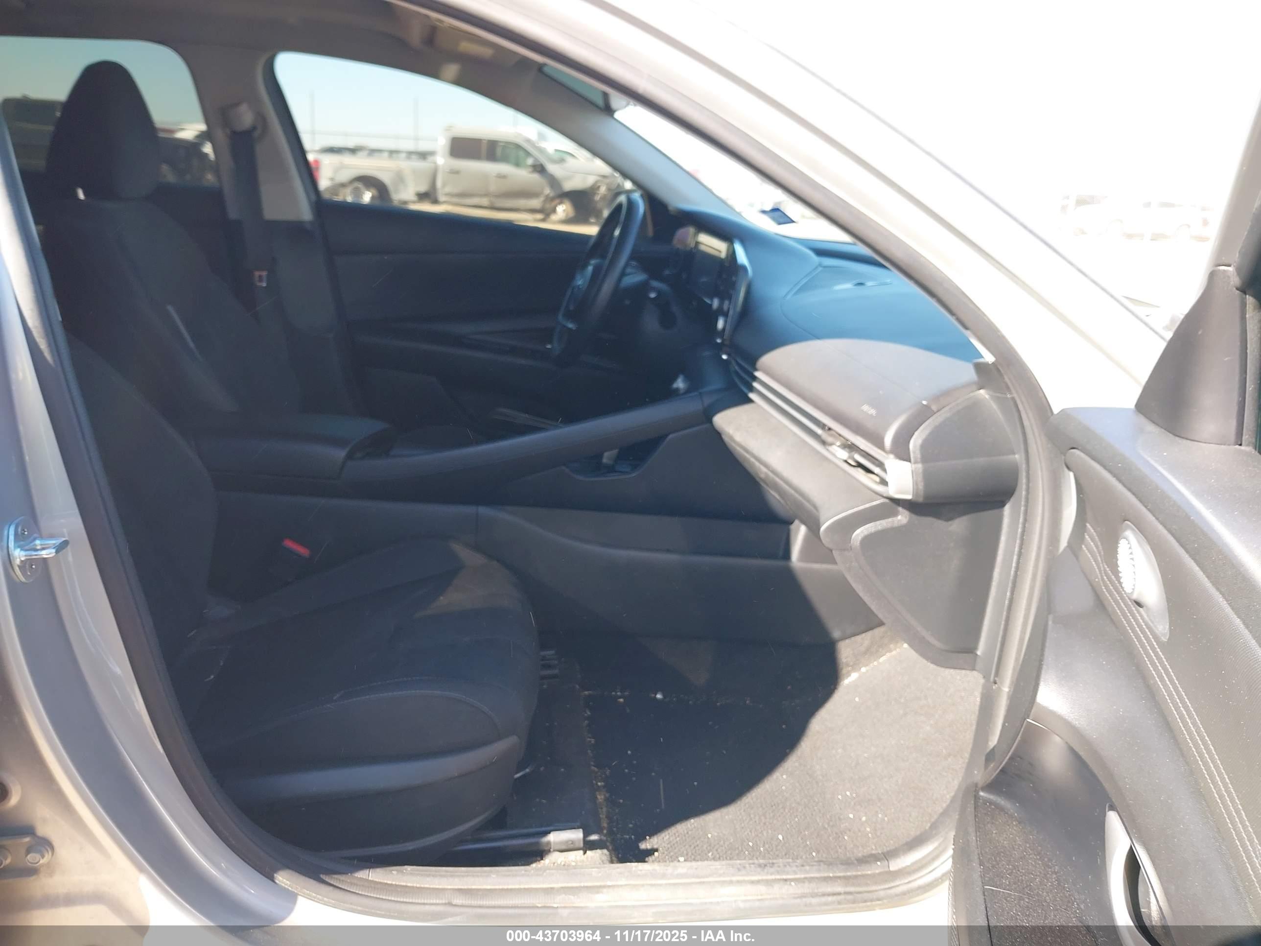 HYUNDAI ELANTRA image 5