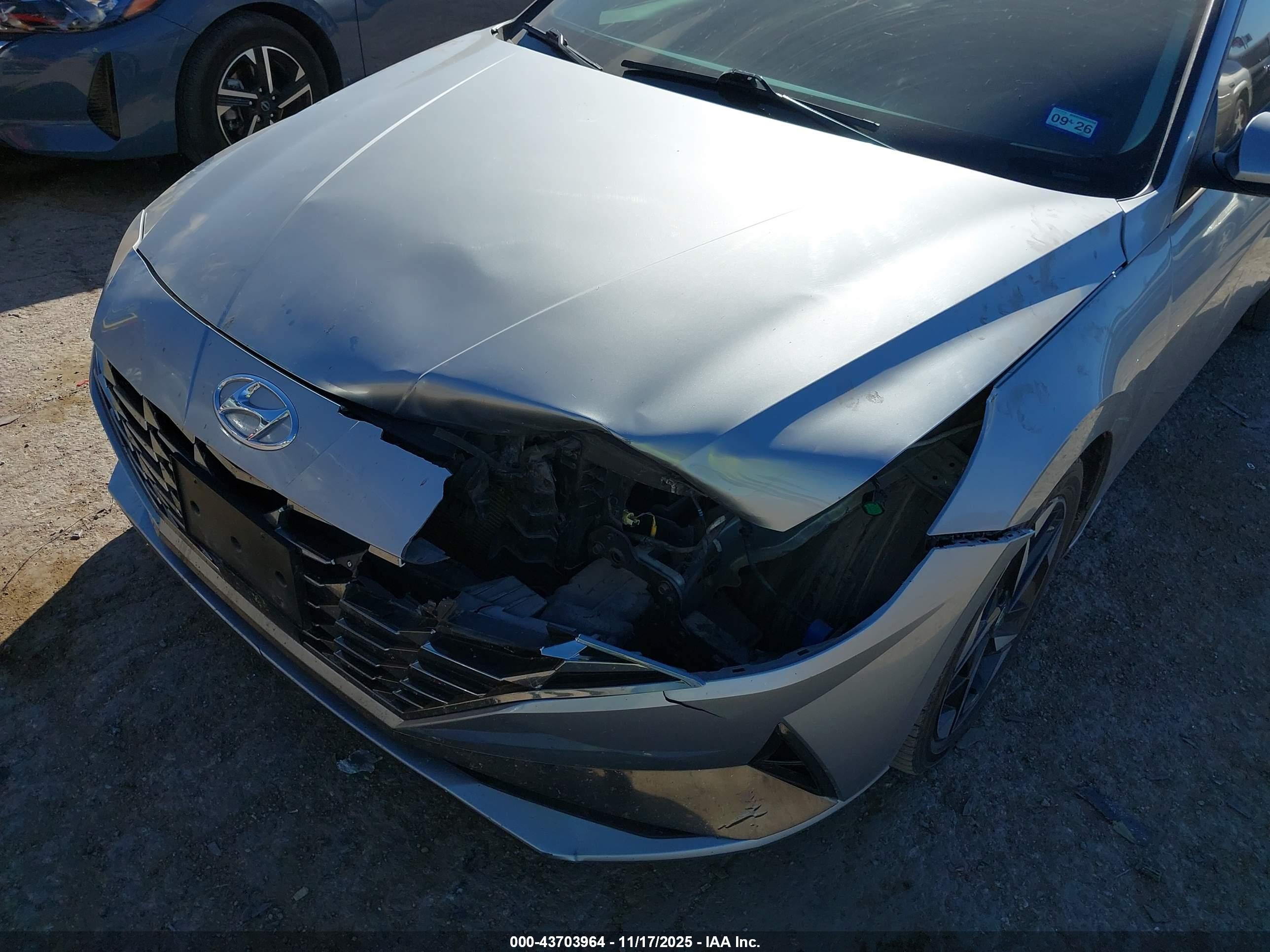 HYUNDAI ELANTRA image 6