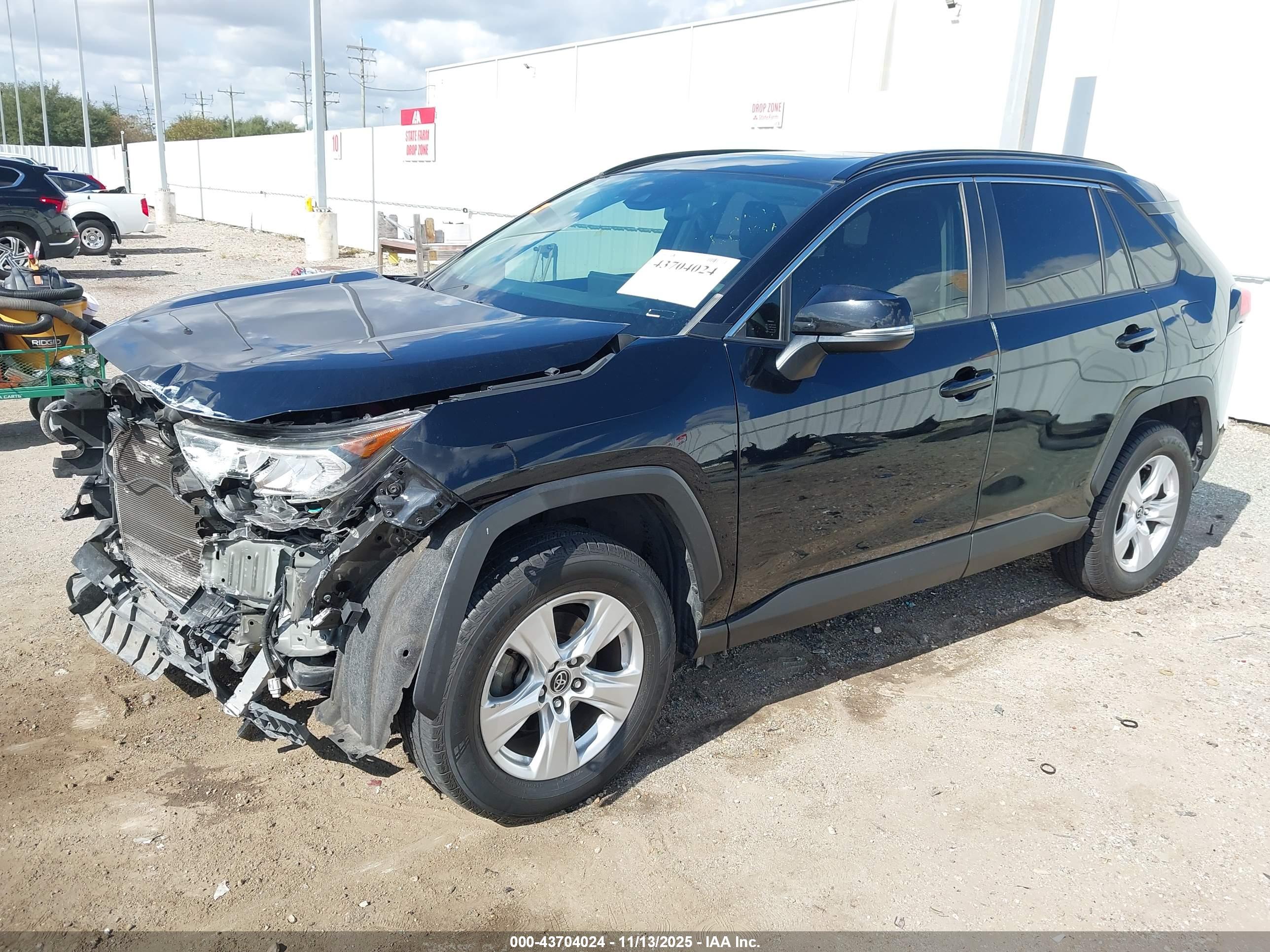 TOYOTA RAV4 image 2