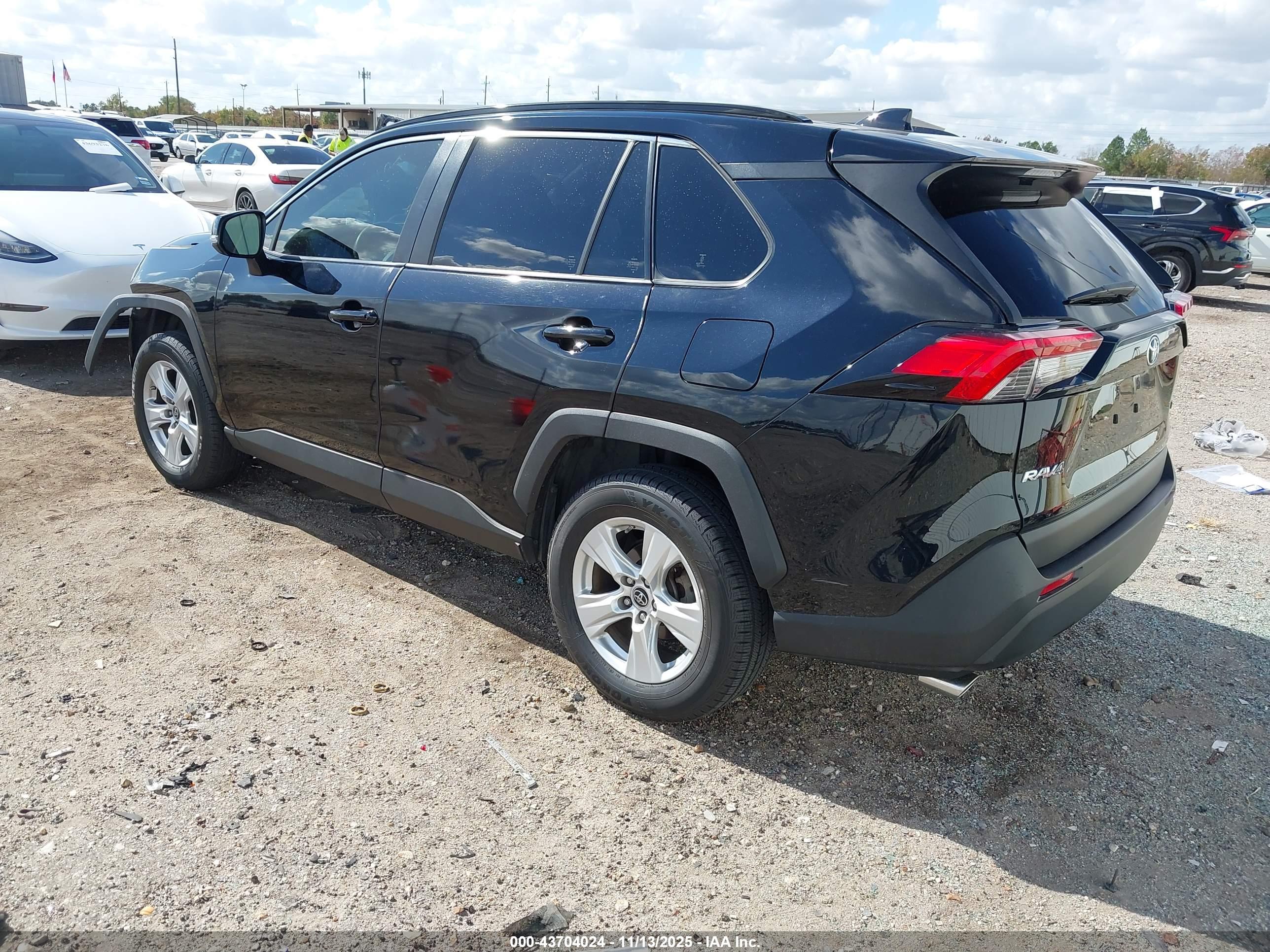 TOYOTA RAV4 image 3