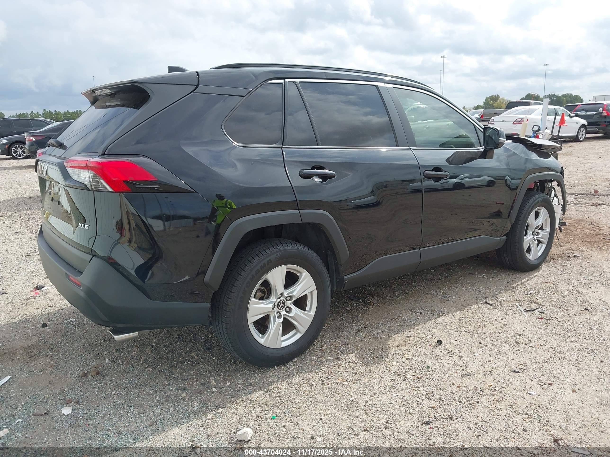 TOYOTA RAV4 image 4