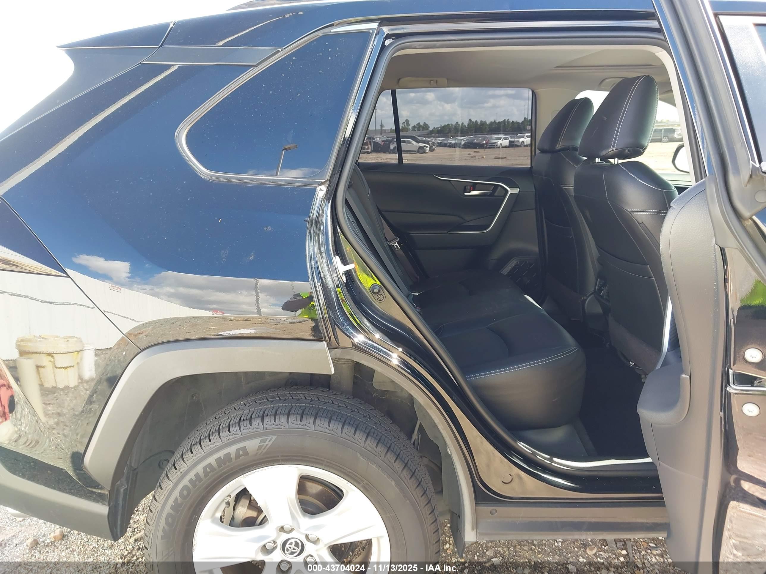 TOYOTA RAV4 image 8