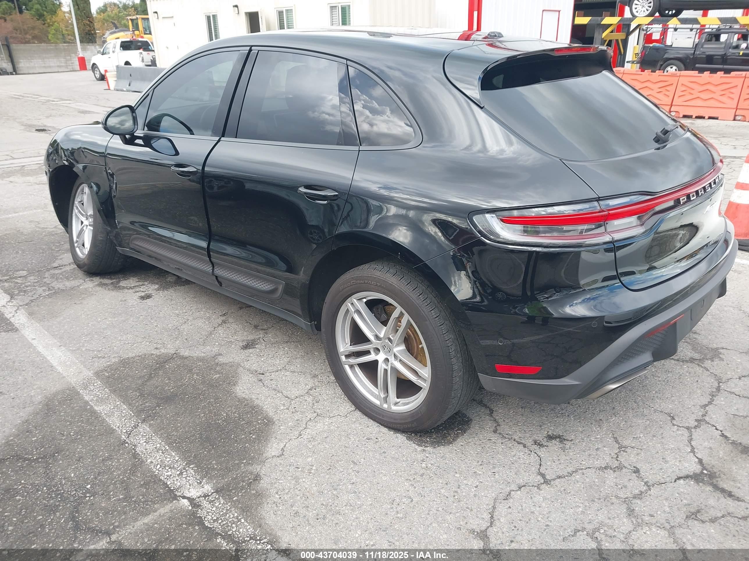 PORSCHE MACAN image 3