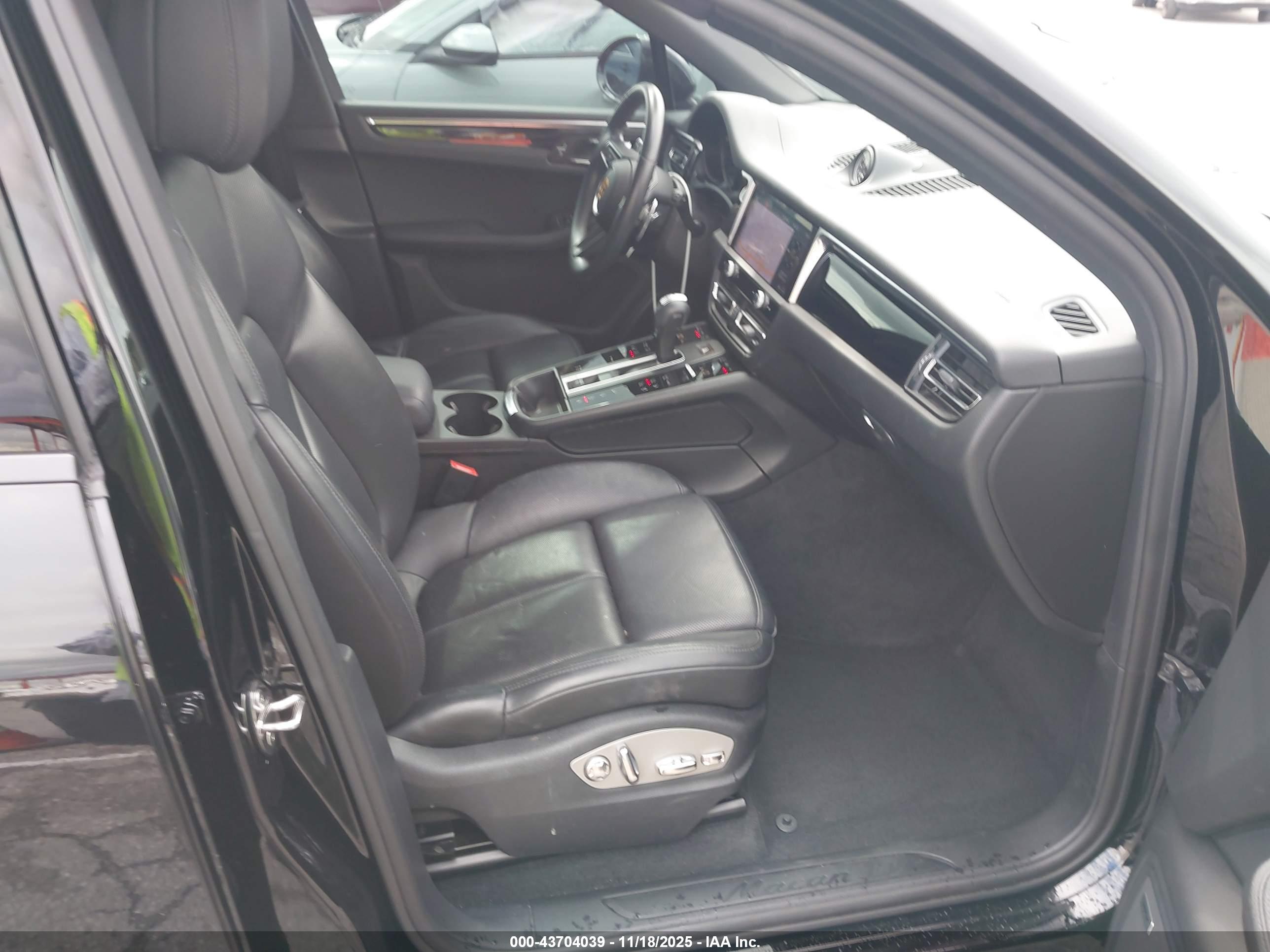 PORSCHE MACAN image 5