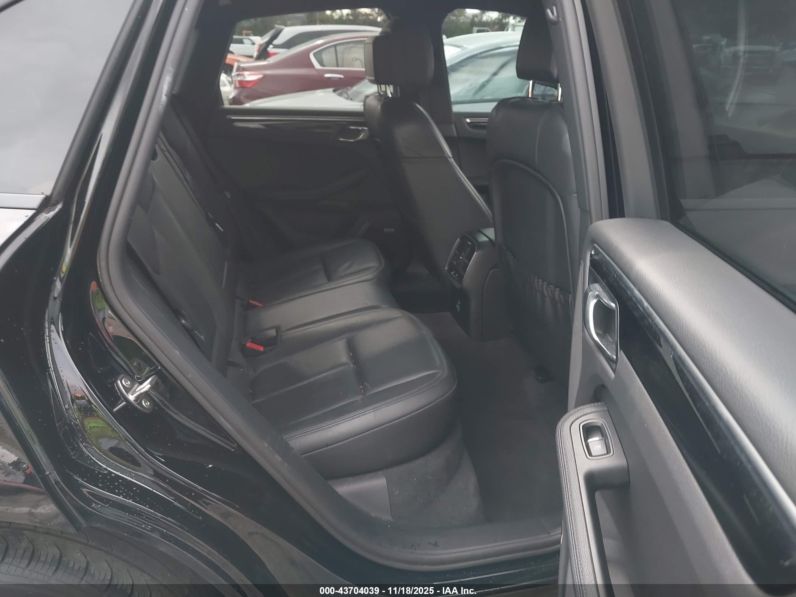 PORSCHE MACAN image 8
