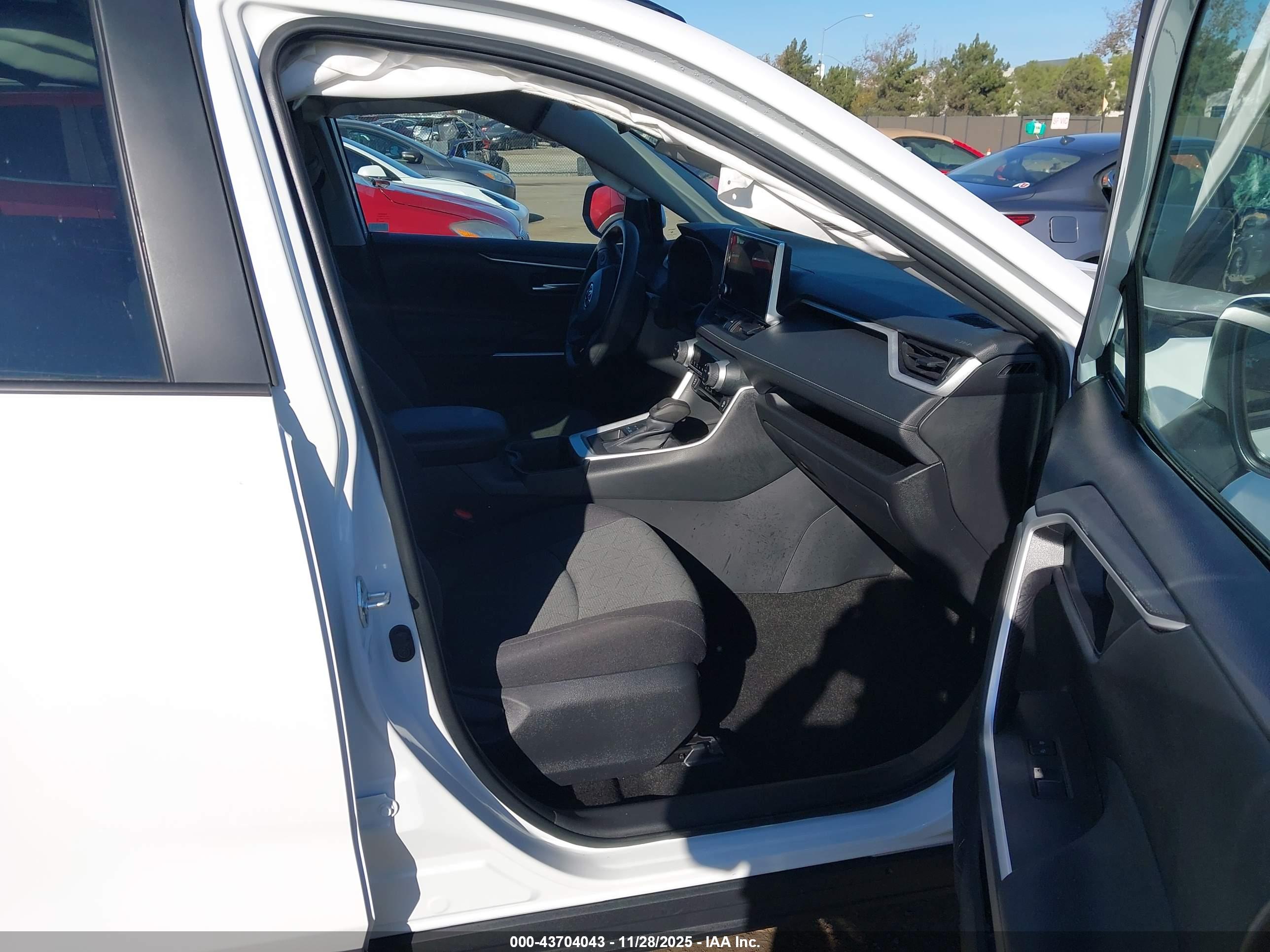 TOYOTA RAV4 image 5