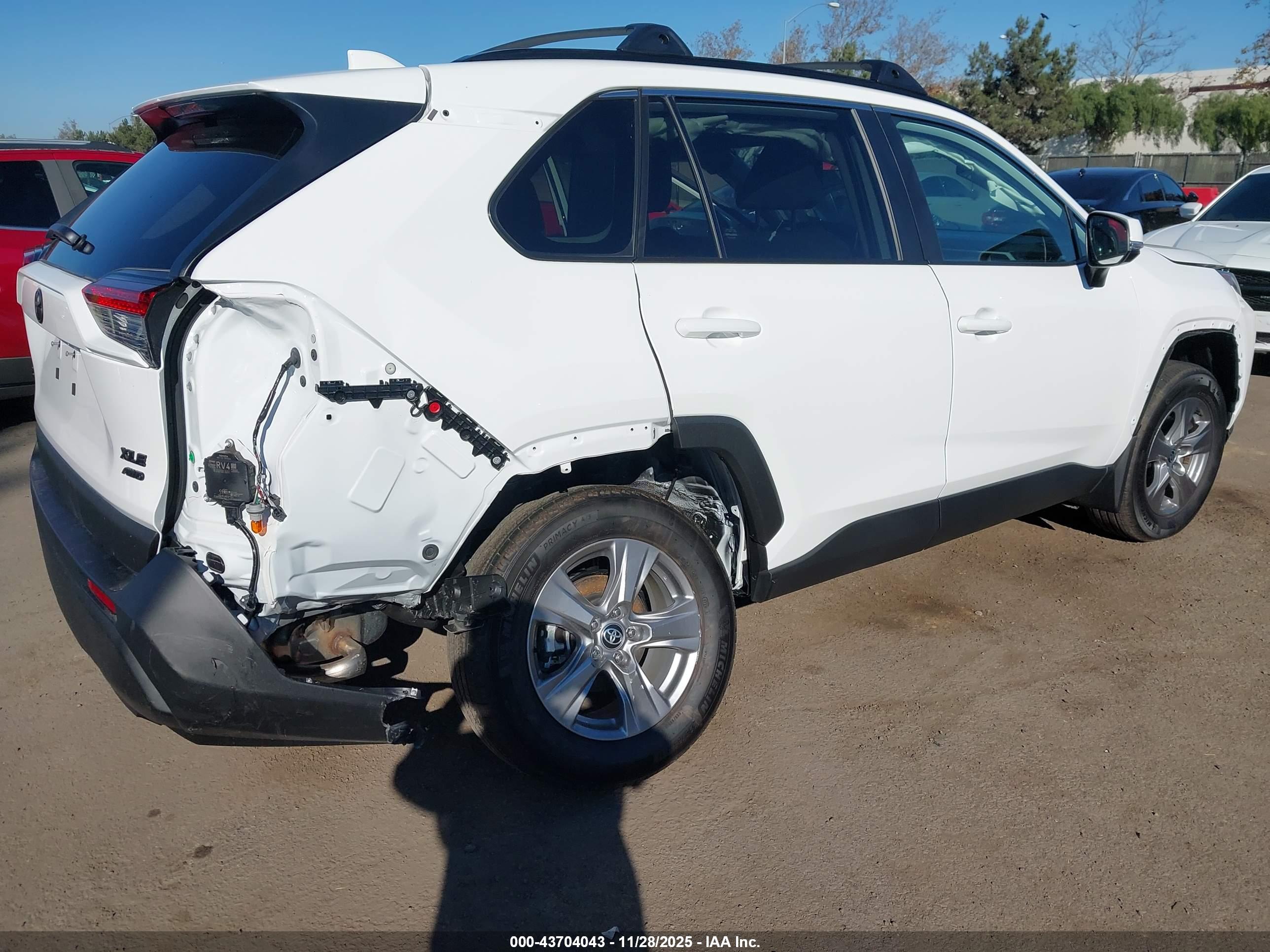 TOYOTA RAV4 image 6