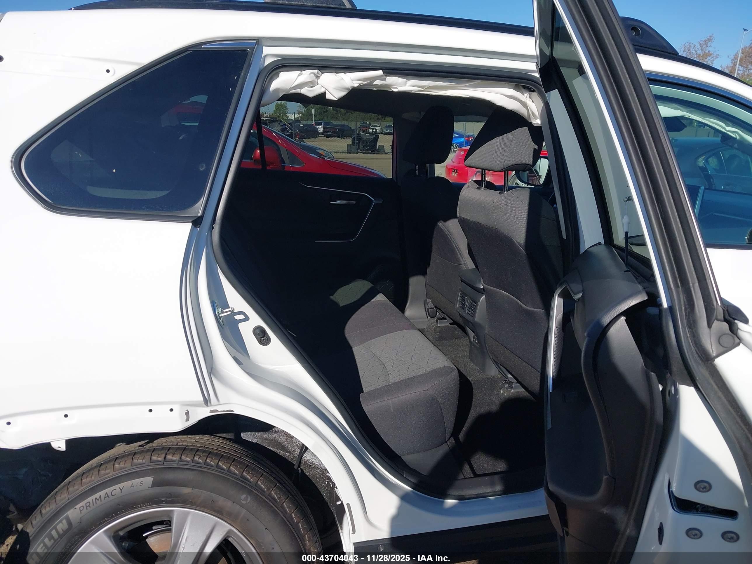 TOYOTA RAV4 image 8
