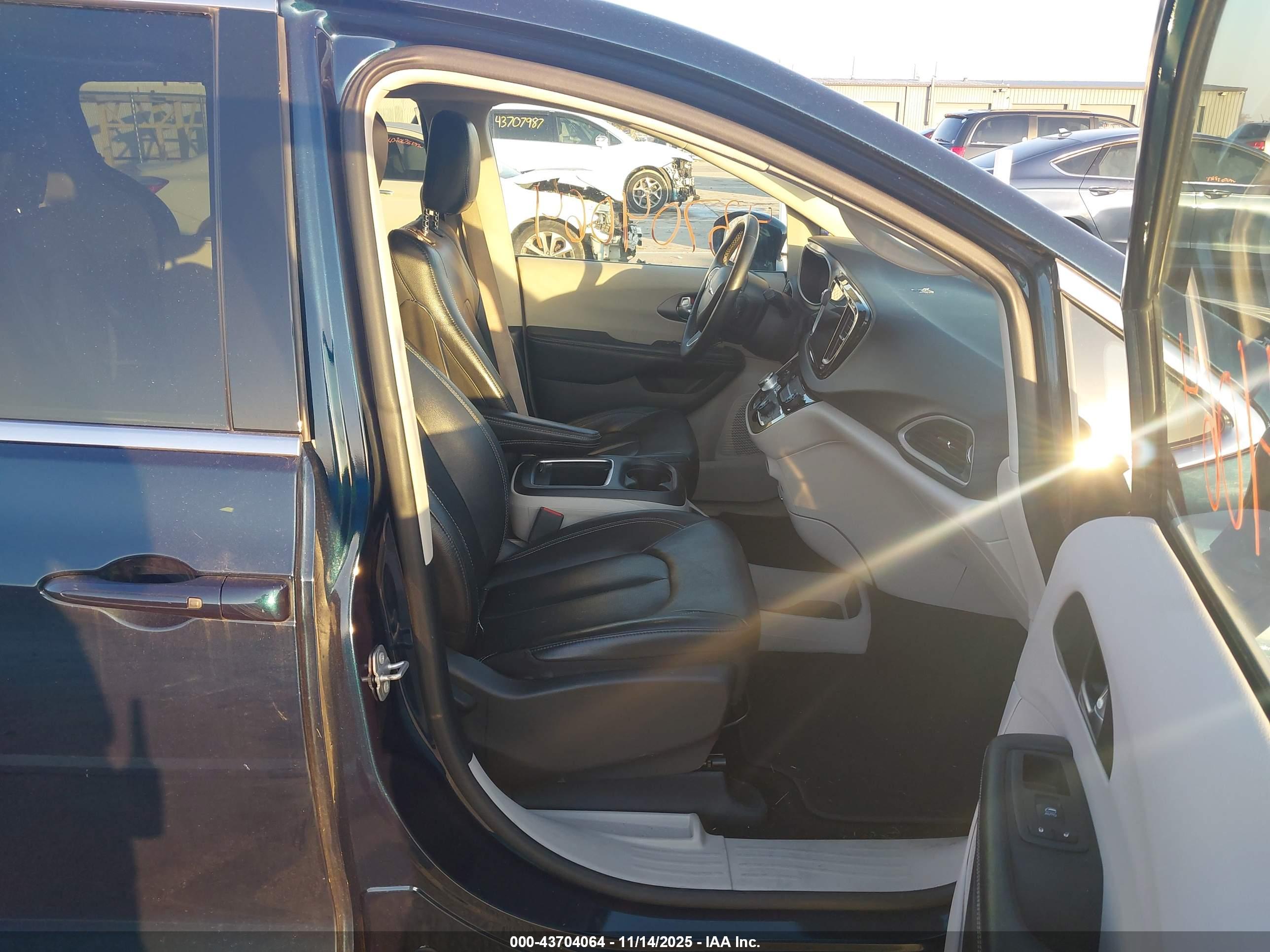 CHRYSLER PACIFICA image 5
