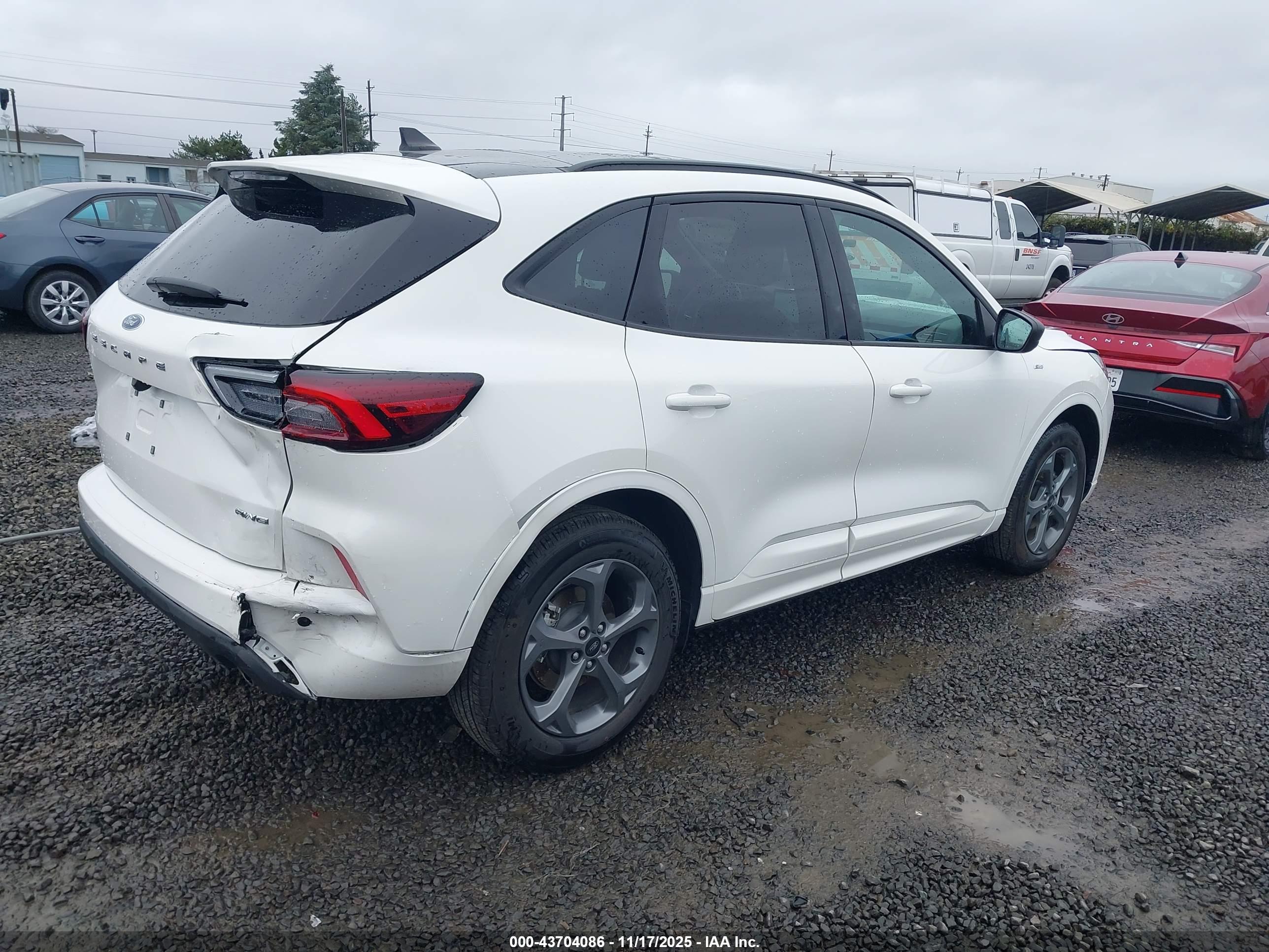 FORD ESCAPE image 4