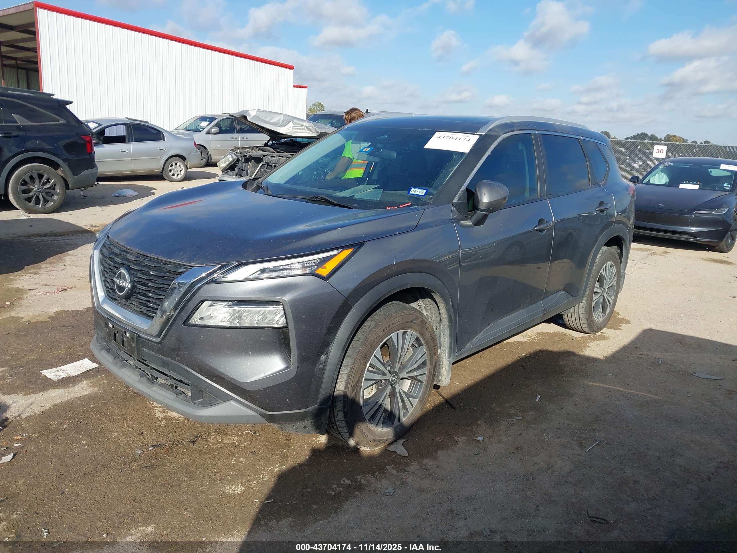 NISSAN ROGUE image 2